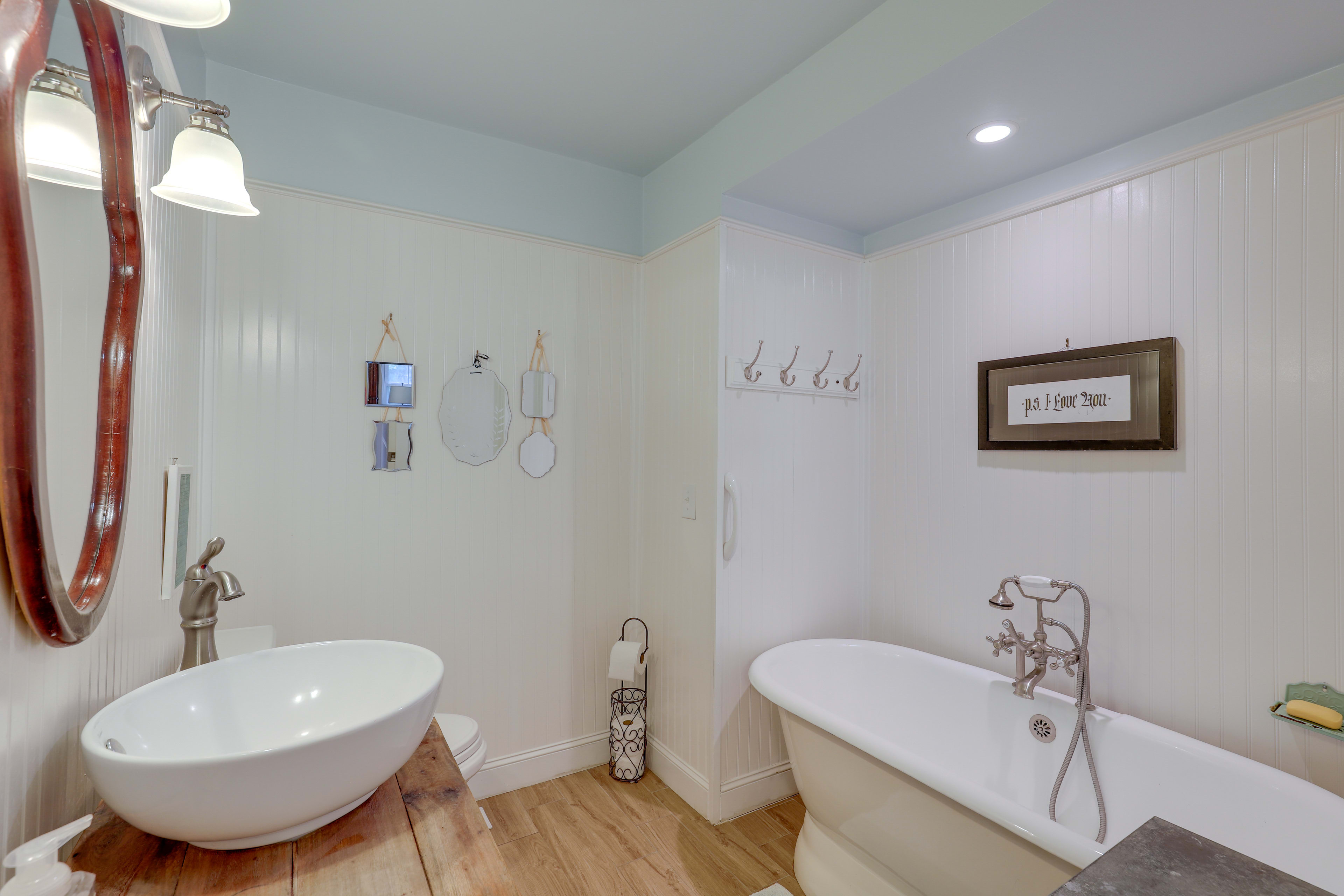 Full Bathroom | Towels Provided | Soaking Tub