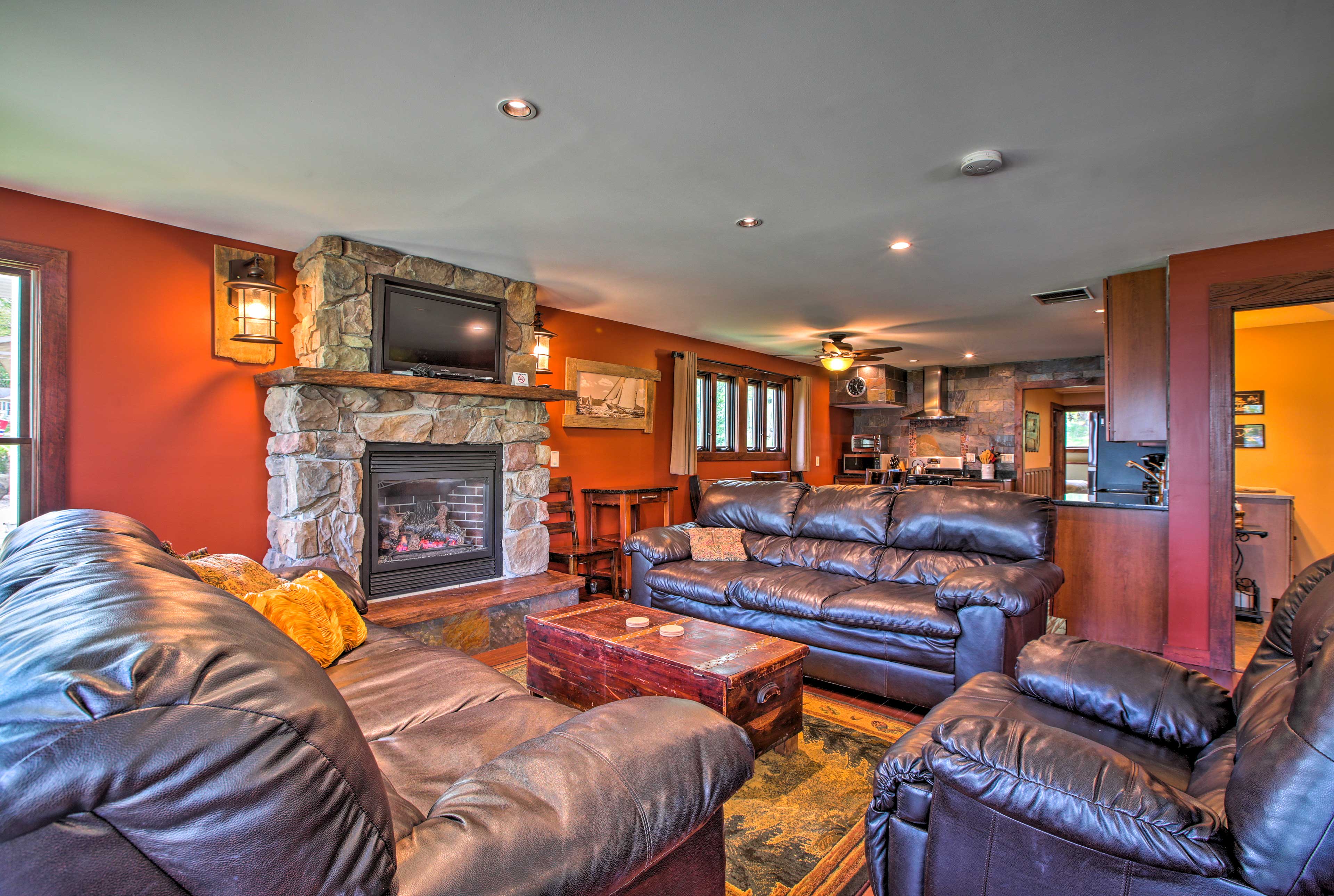 Living Room | Gas Fireplace