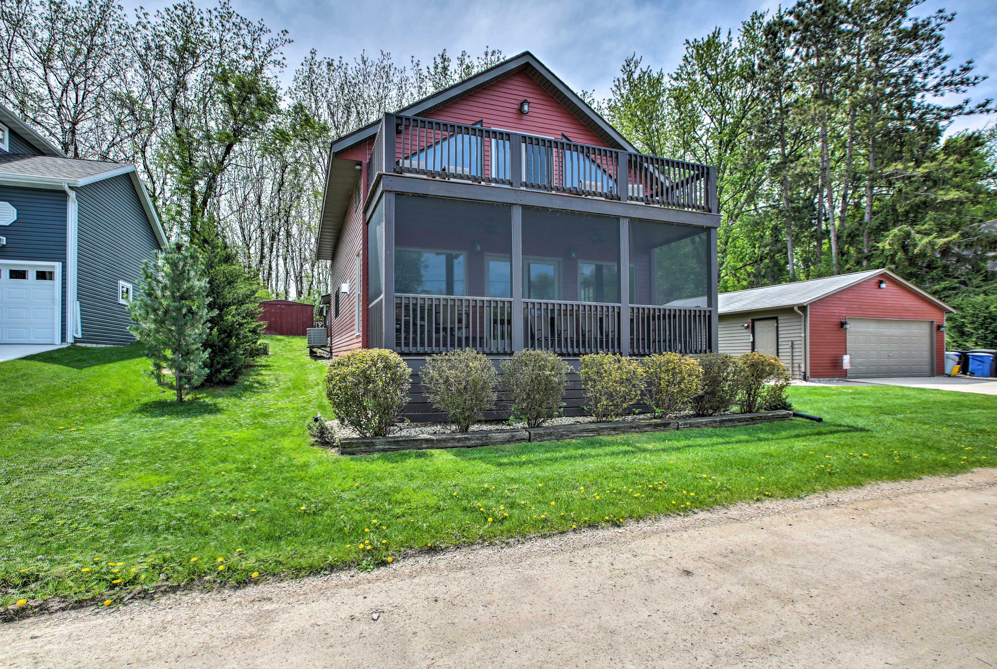 Home Exterior | Driveway Parking (5 Vehicles)