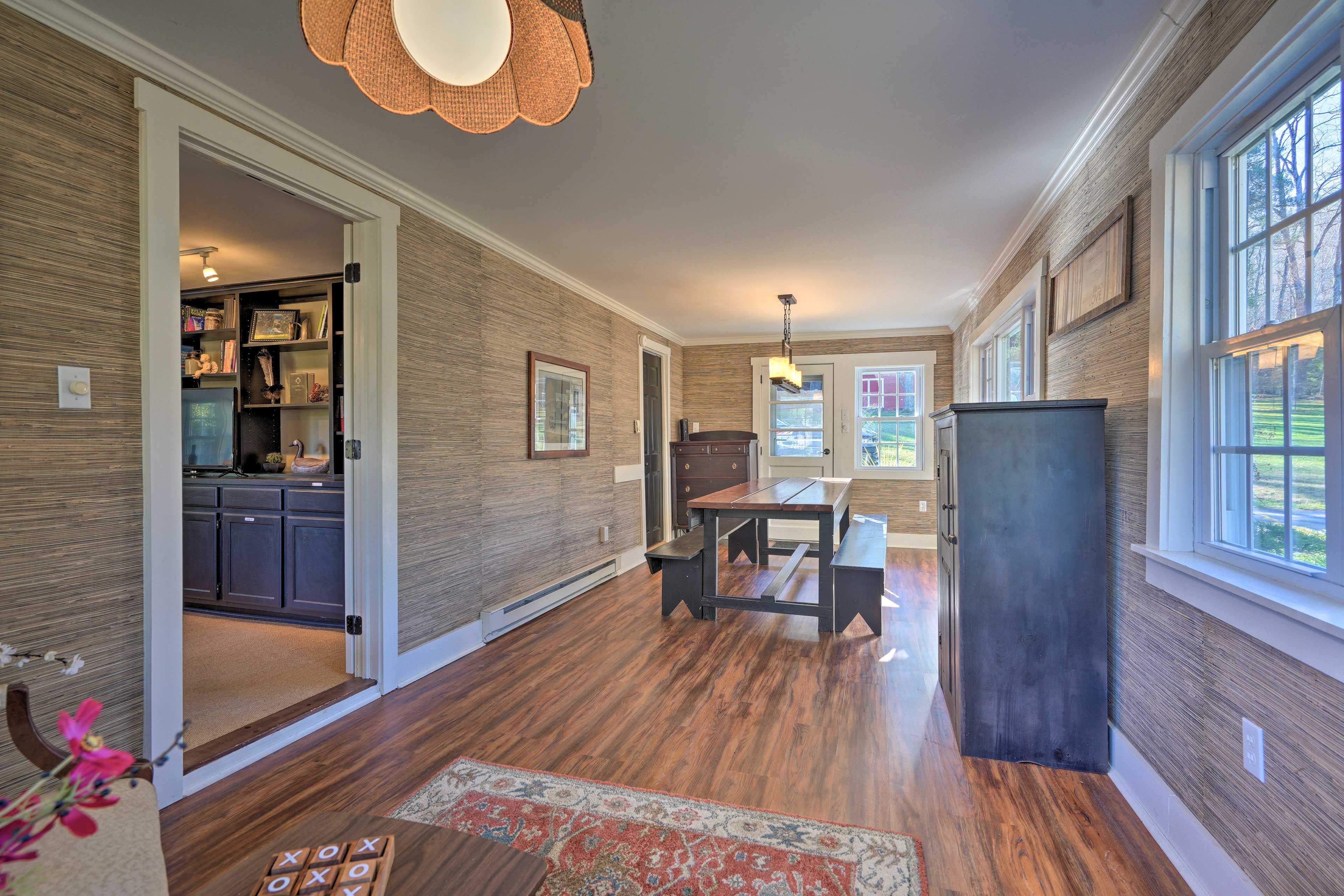 Dining Area | Dishware & Flatware Provided