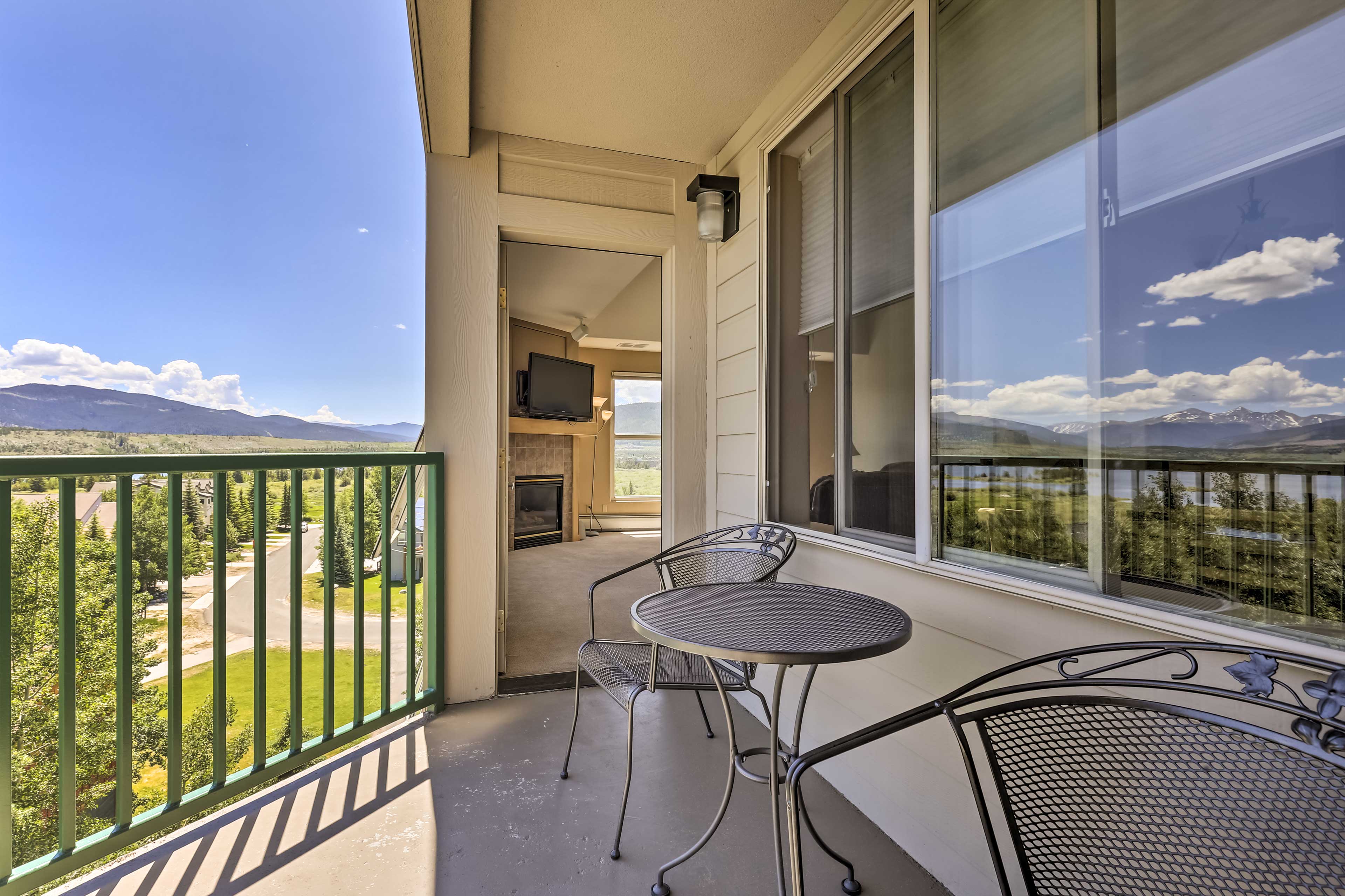 Cozy Frisco Condo: 360 Mtn Views & Shared Hot Tub!