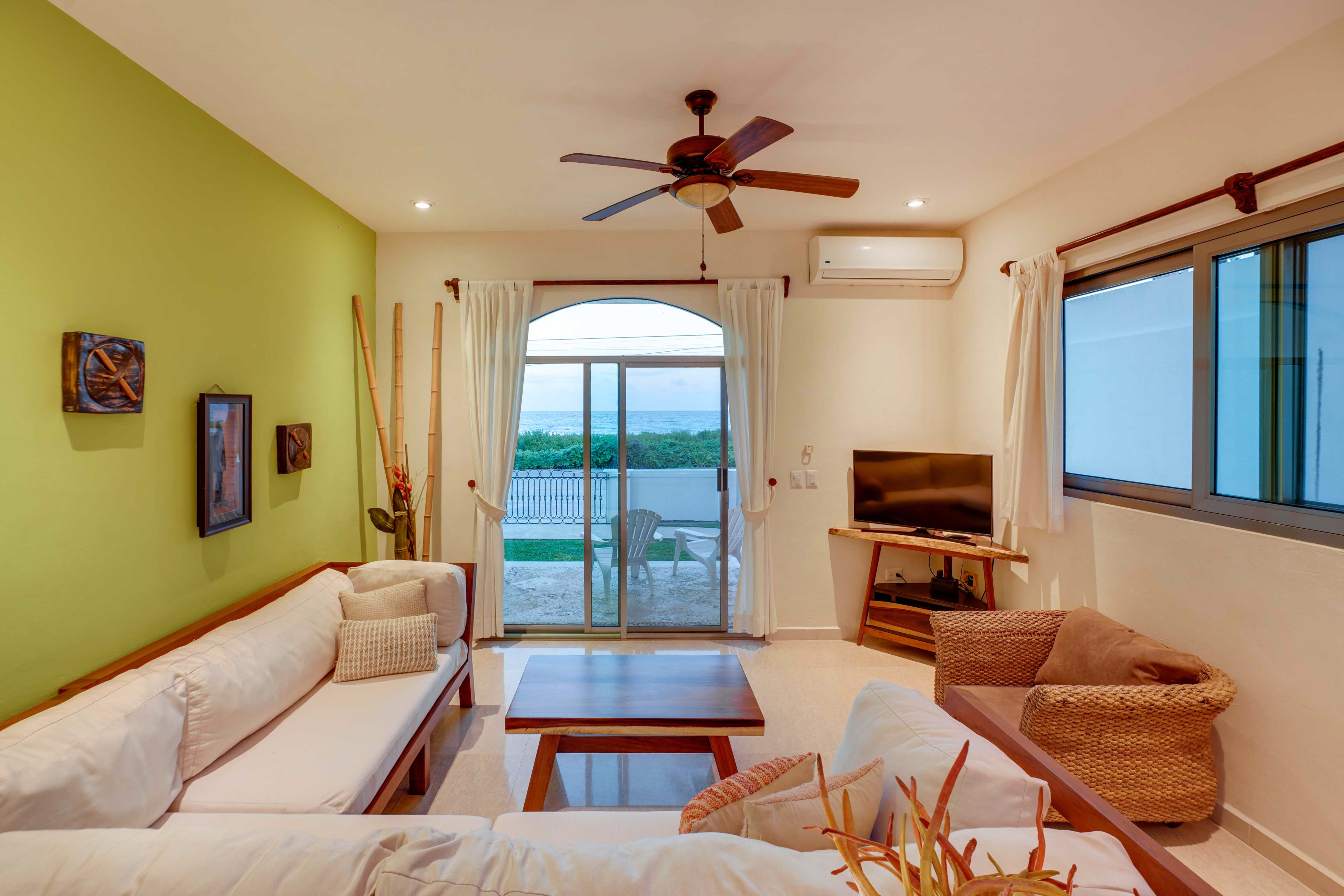 Casita B | Living Room | A/C | Smart TV