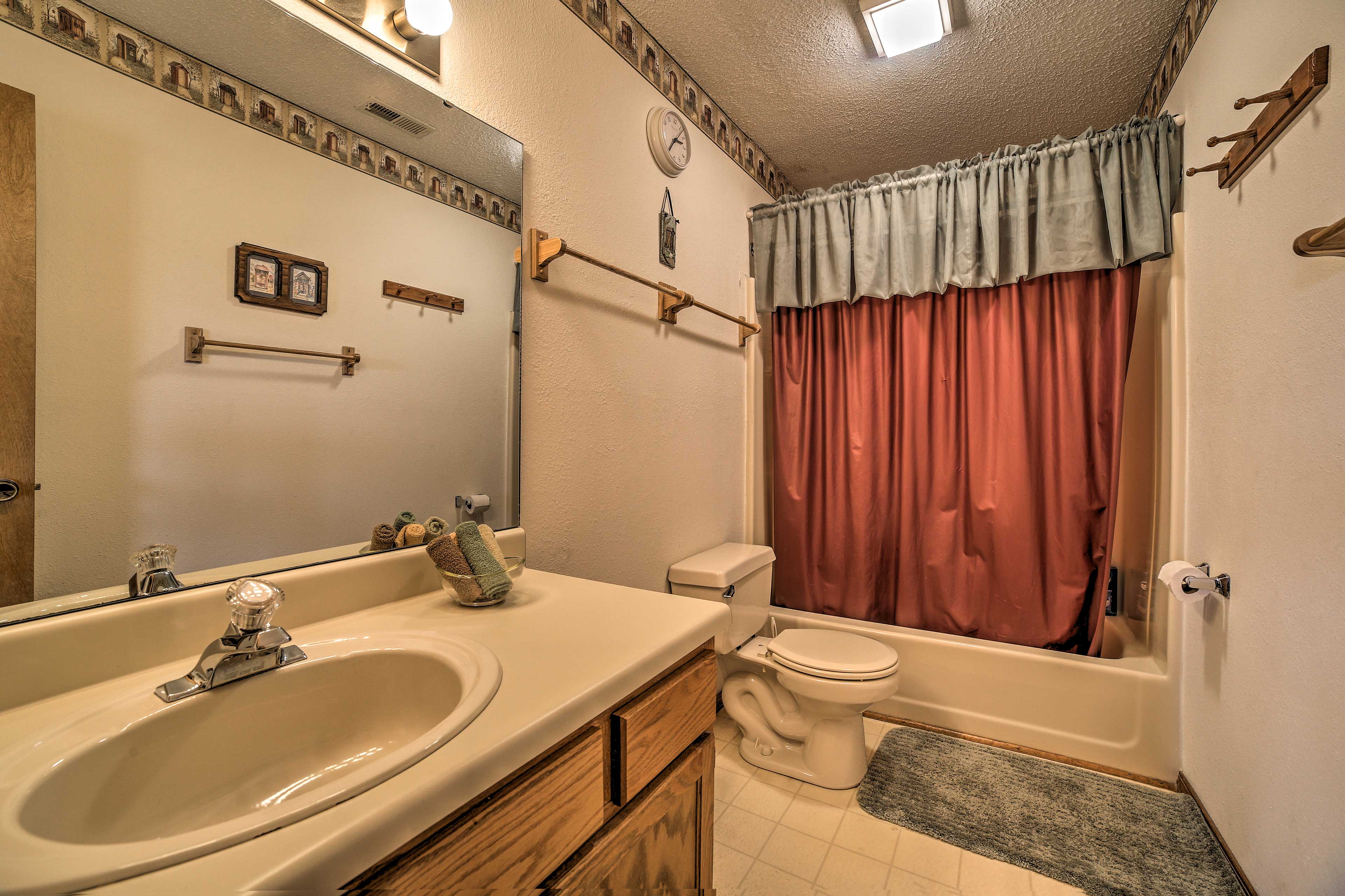 En-Suite Bathroom | Towels Provided | Shower/Tub Combo