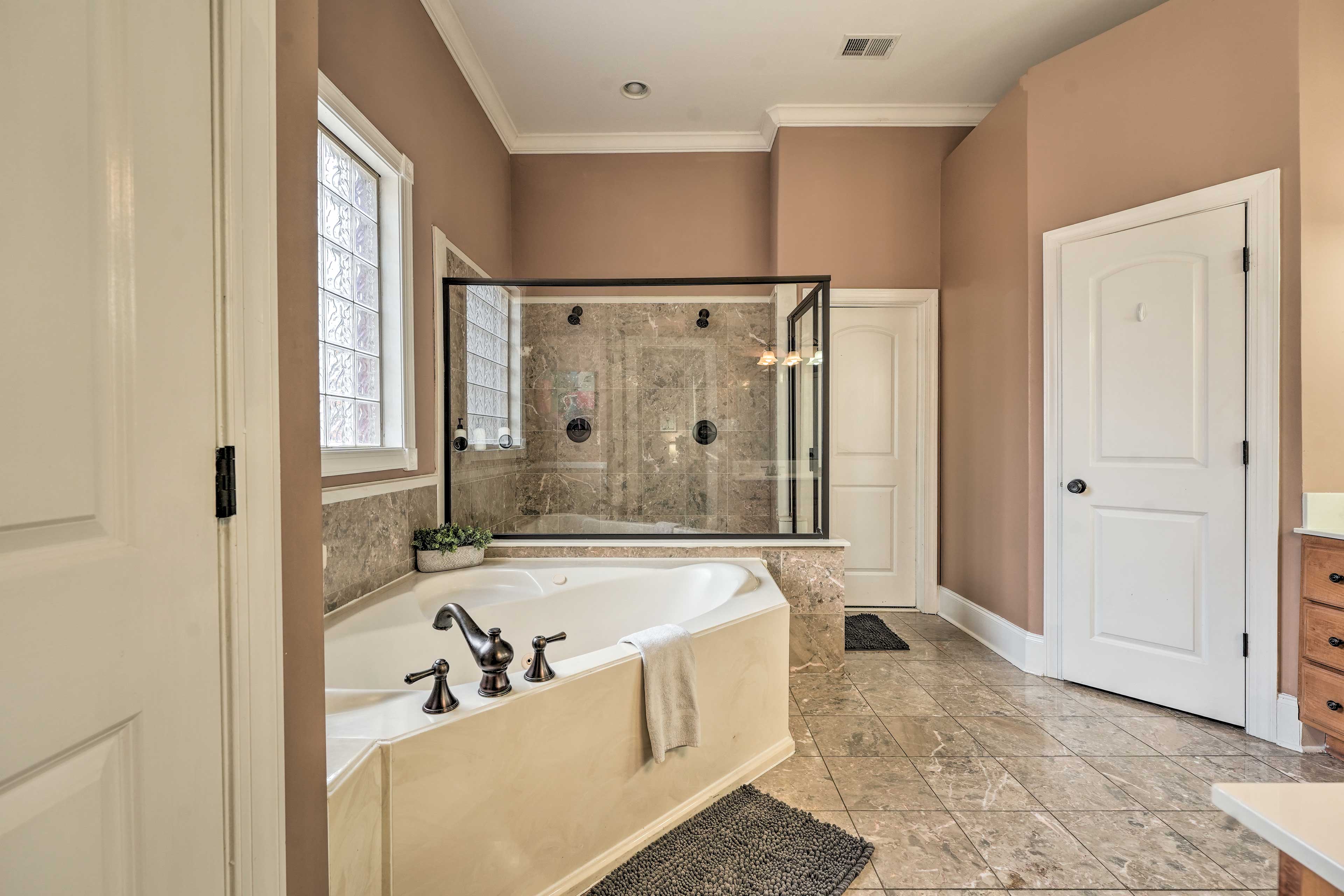 En-Suite Bathroom | Linens & Towels Provided