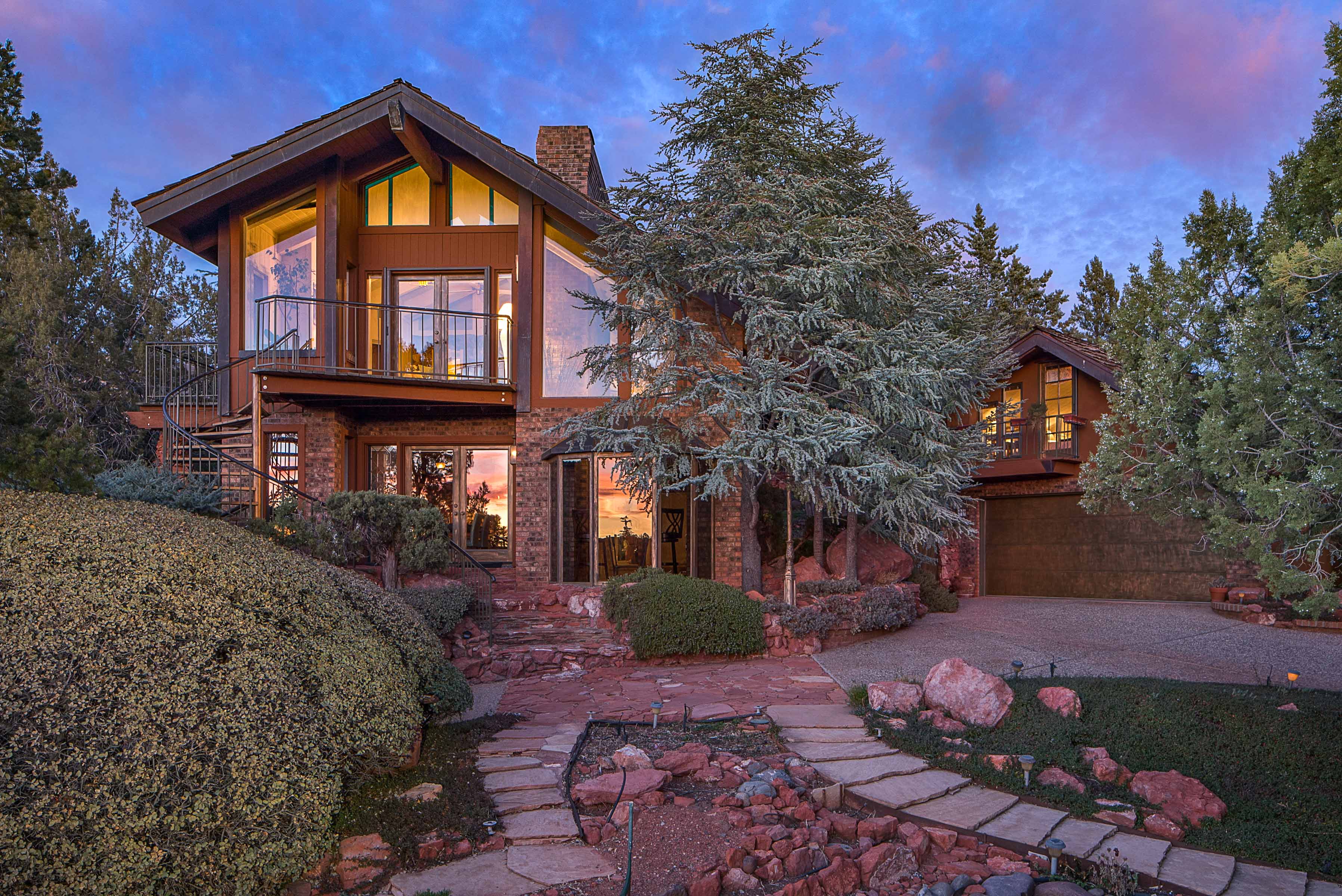 Sedona Vacation Rental | 2BR + Loft | 3BA | 3,370 Sq Ft | Stairs Required