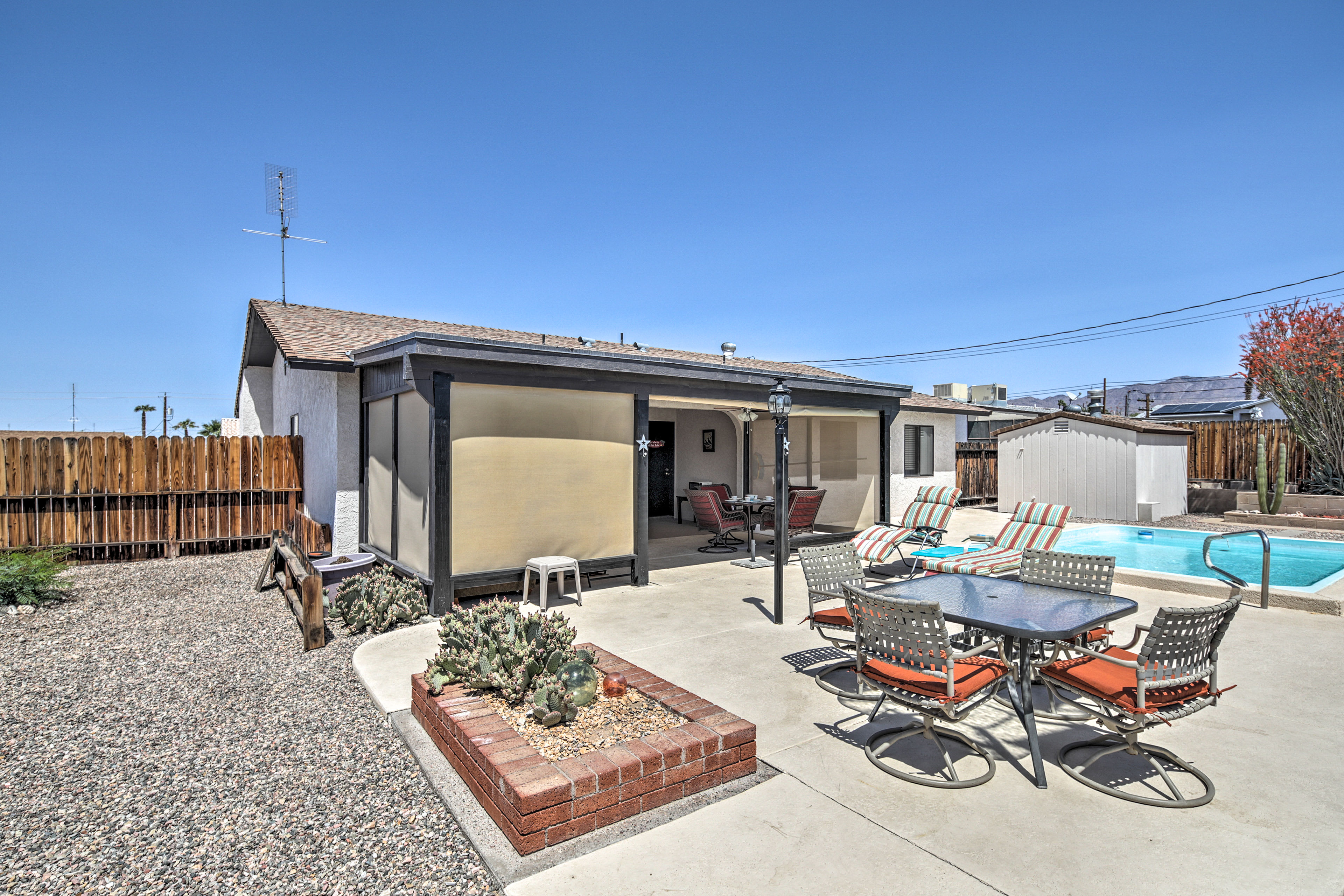 Backyard | Outdoor Dining Table