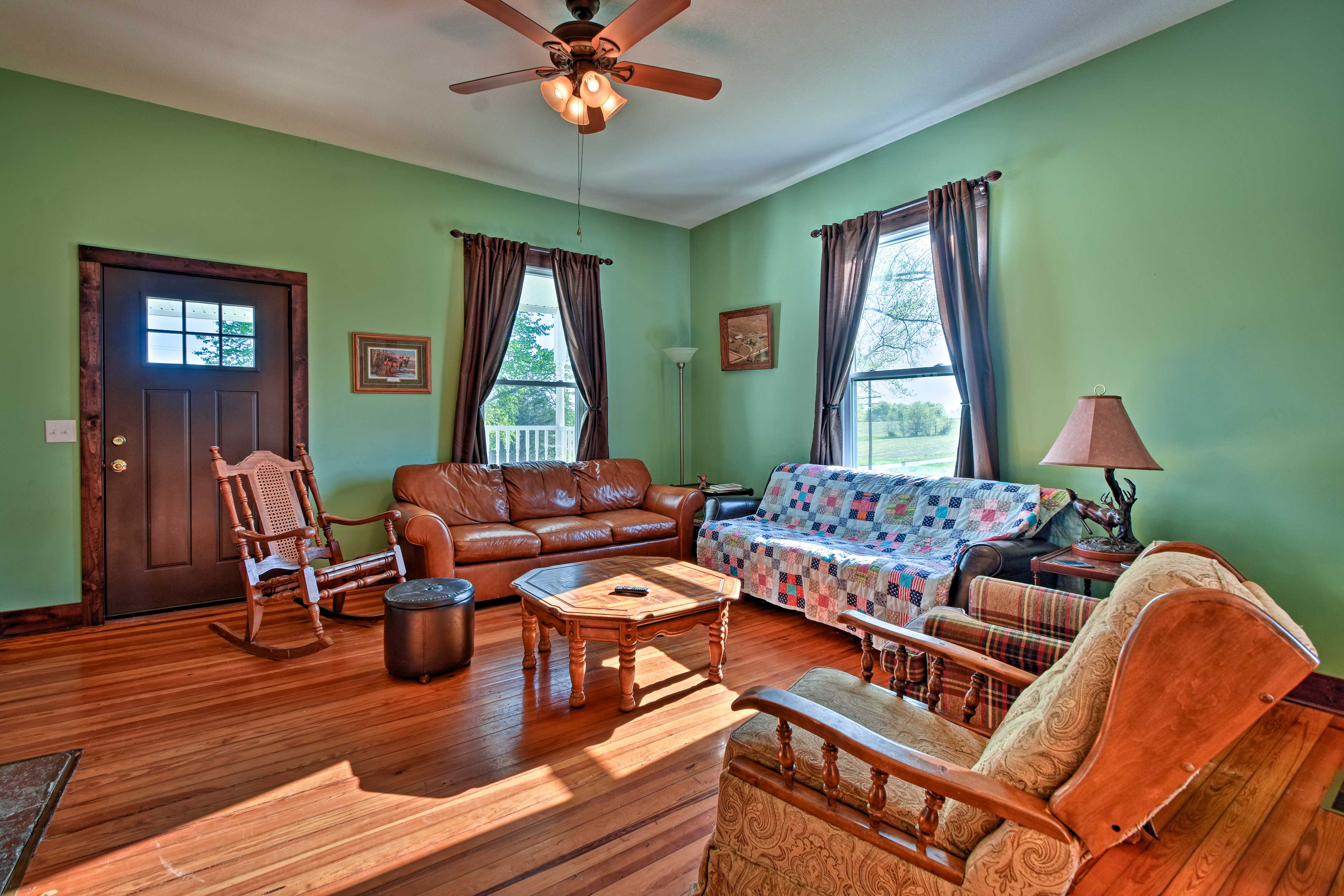 Return to this quaint home after a day exploring the Shawnee National Forest!