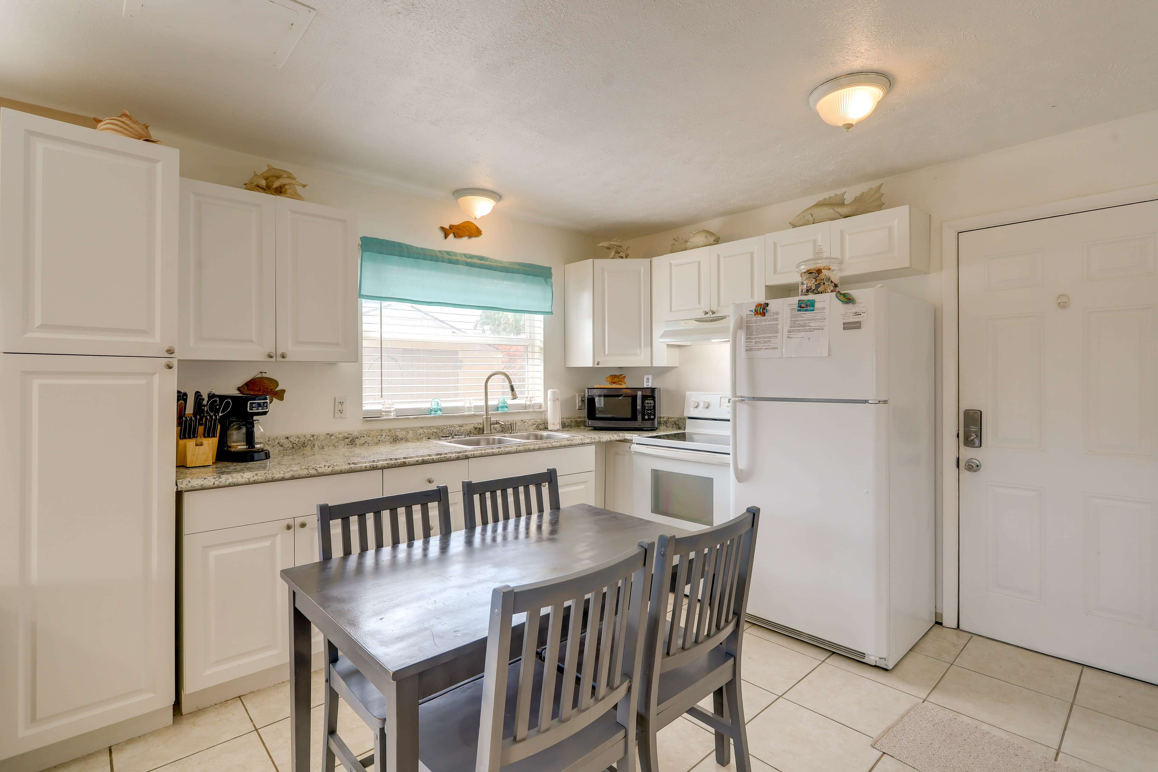 Dining Table | Dishware Provided