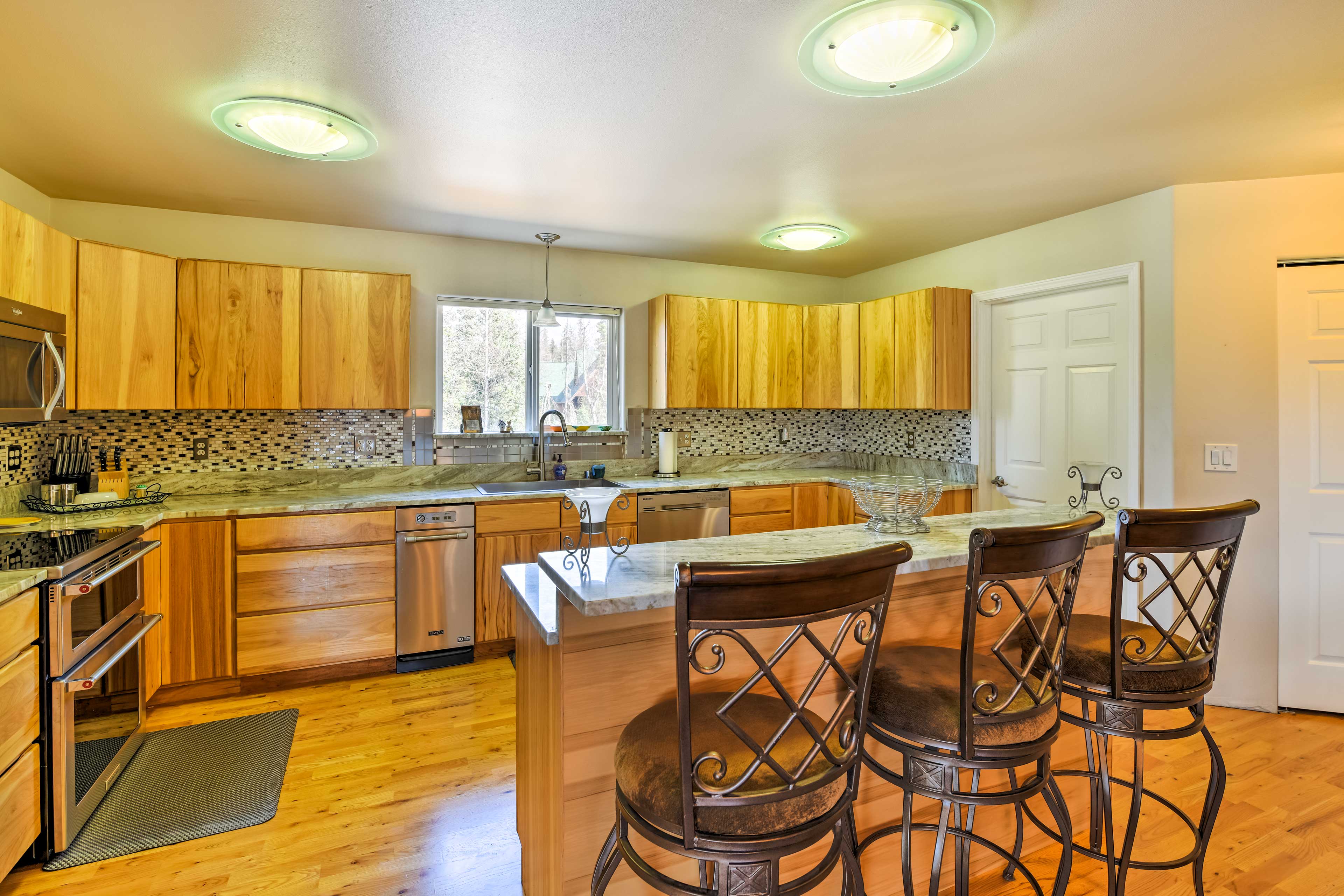 Kitchen | Dishwasher | Breakfast Bar