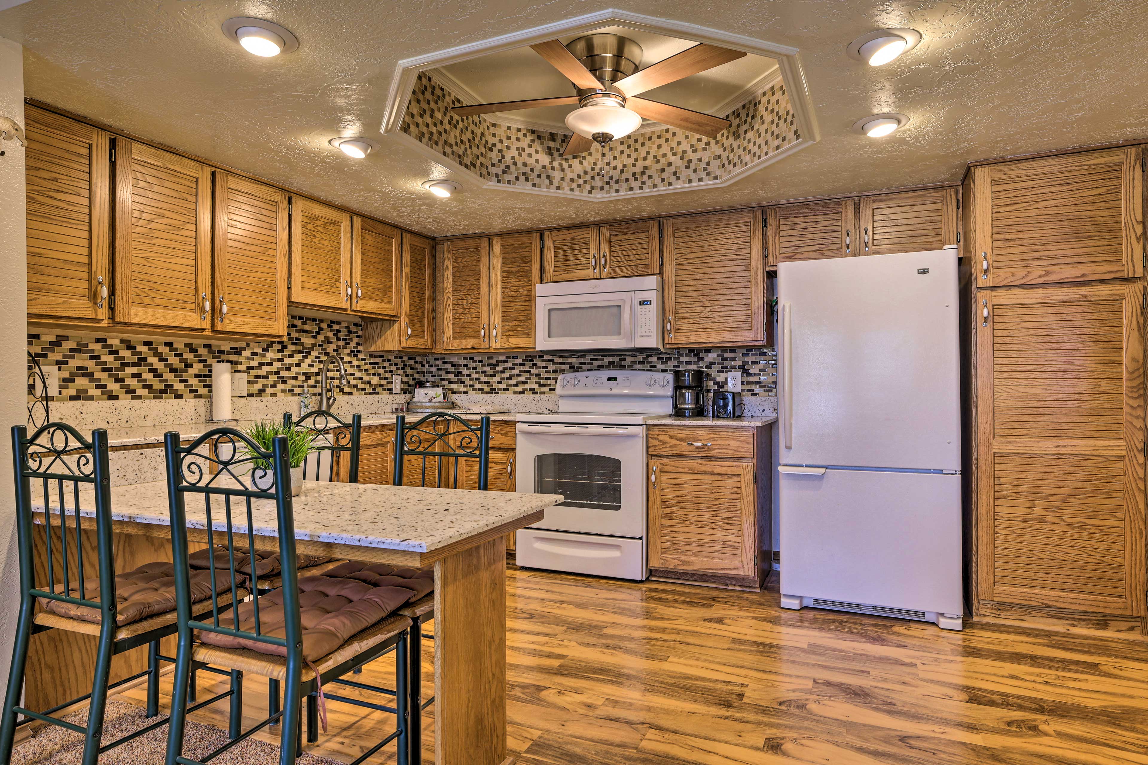 Kitchen | 2-Person Breakfast Bar