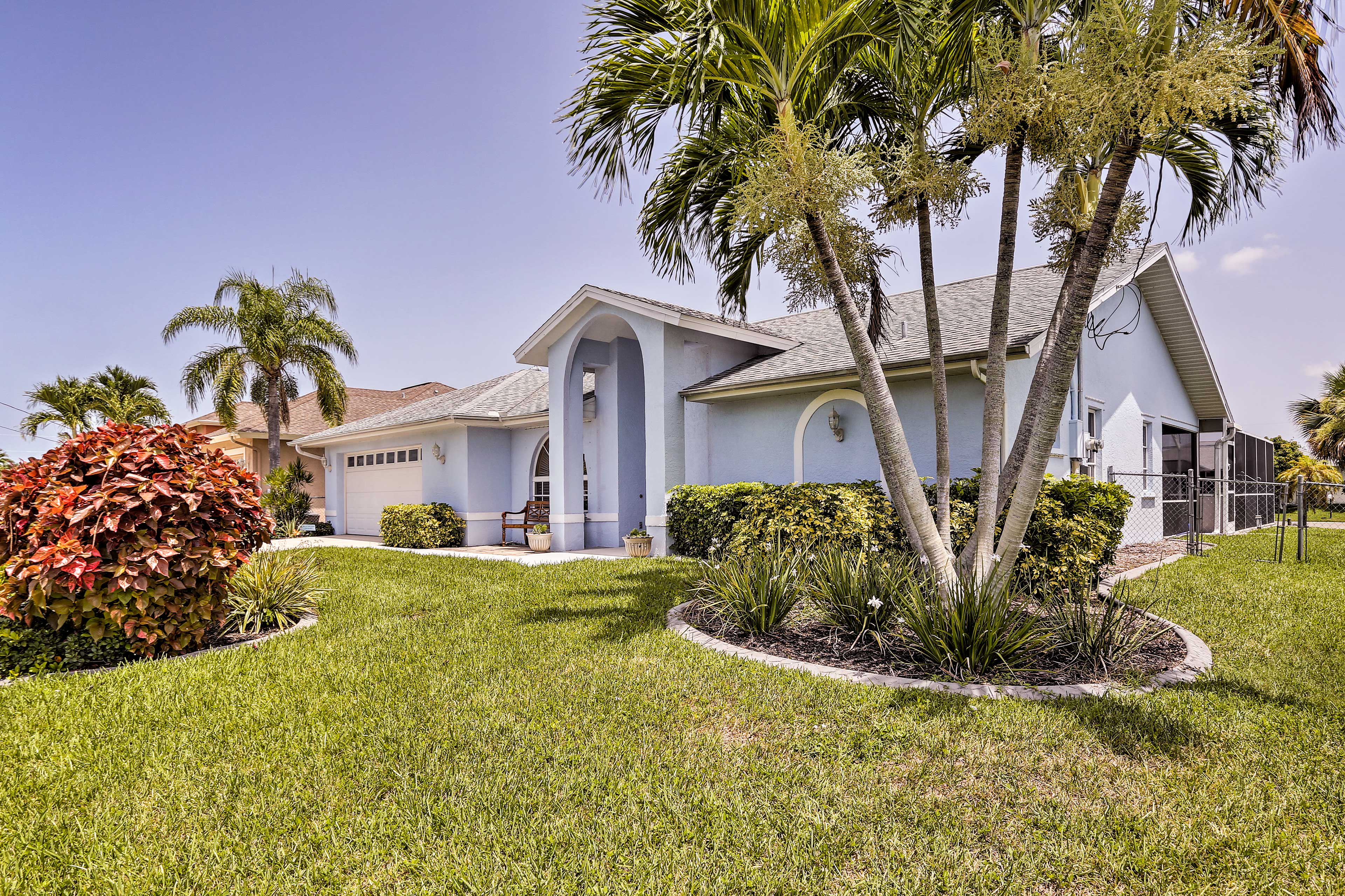 This modern Florida home sleeps 8 with 3 bedrooms and 2 bathrooms.