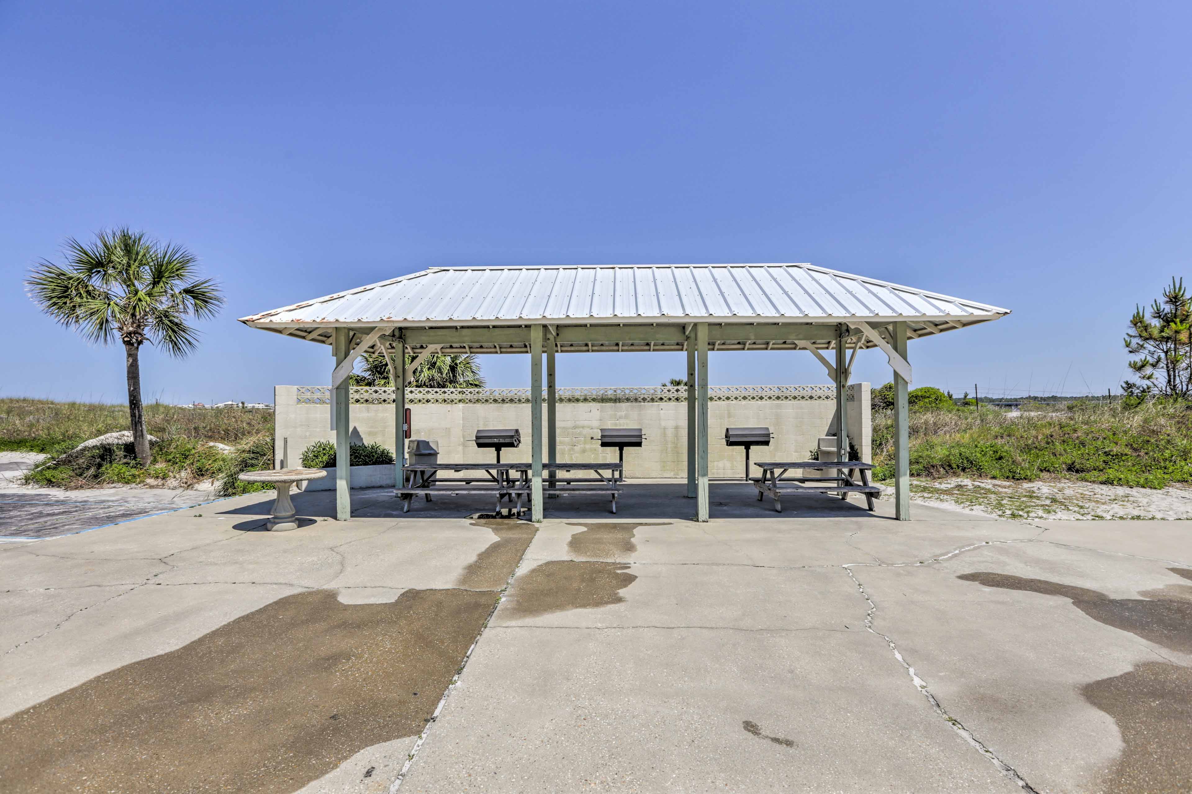 Community Amenities | Covered Outdoor Dining | Charcoal Grill