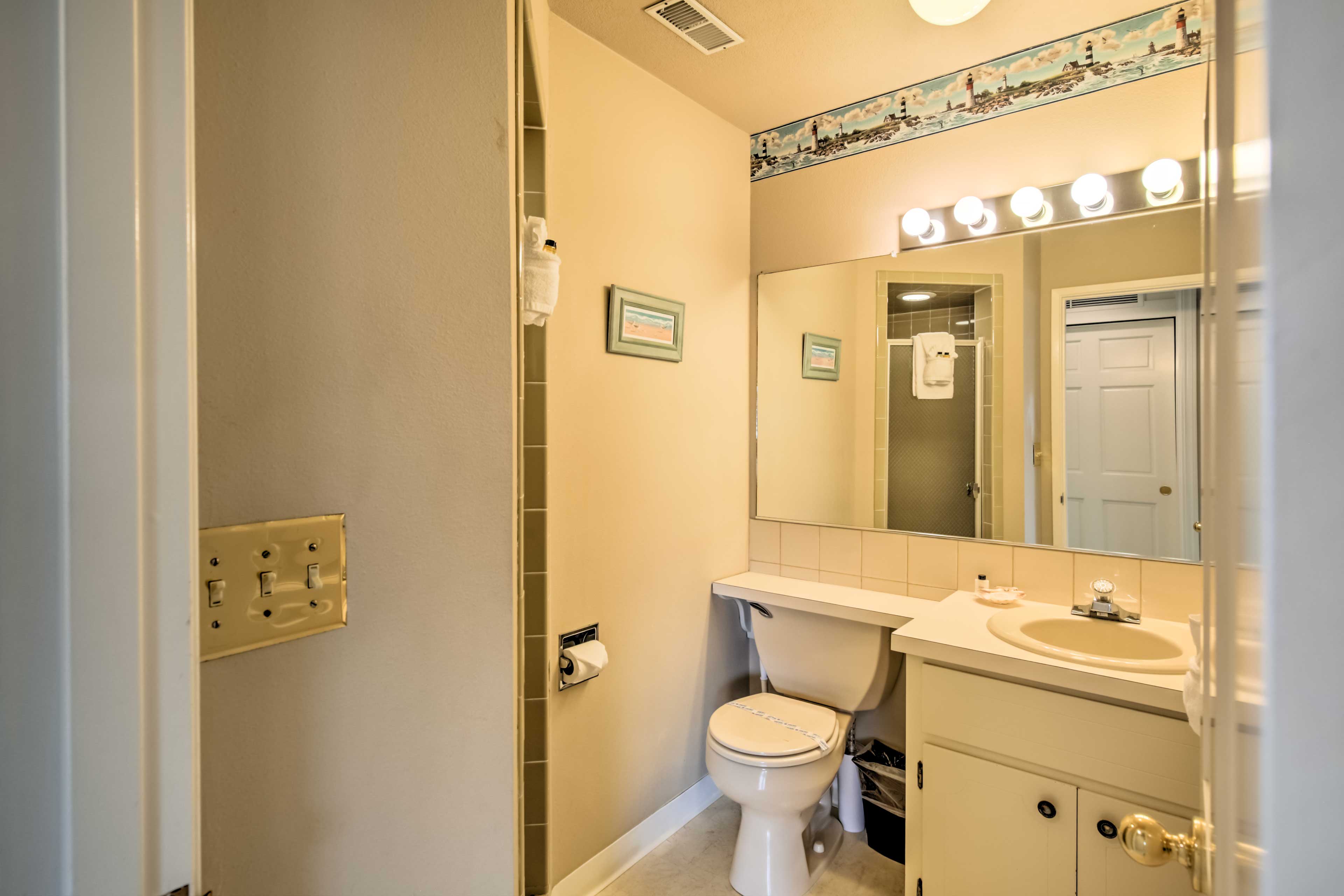 Full Bathroom | Complimentary Toiletries | Hair Dryer