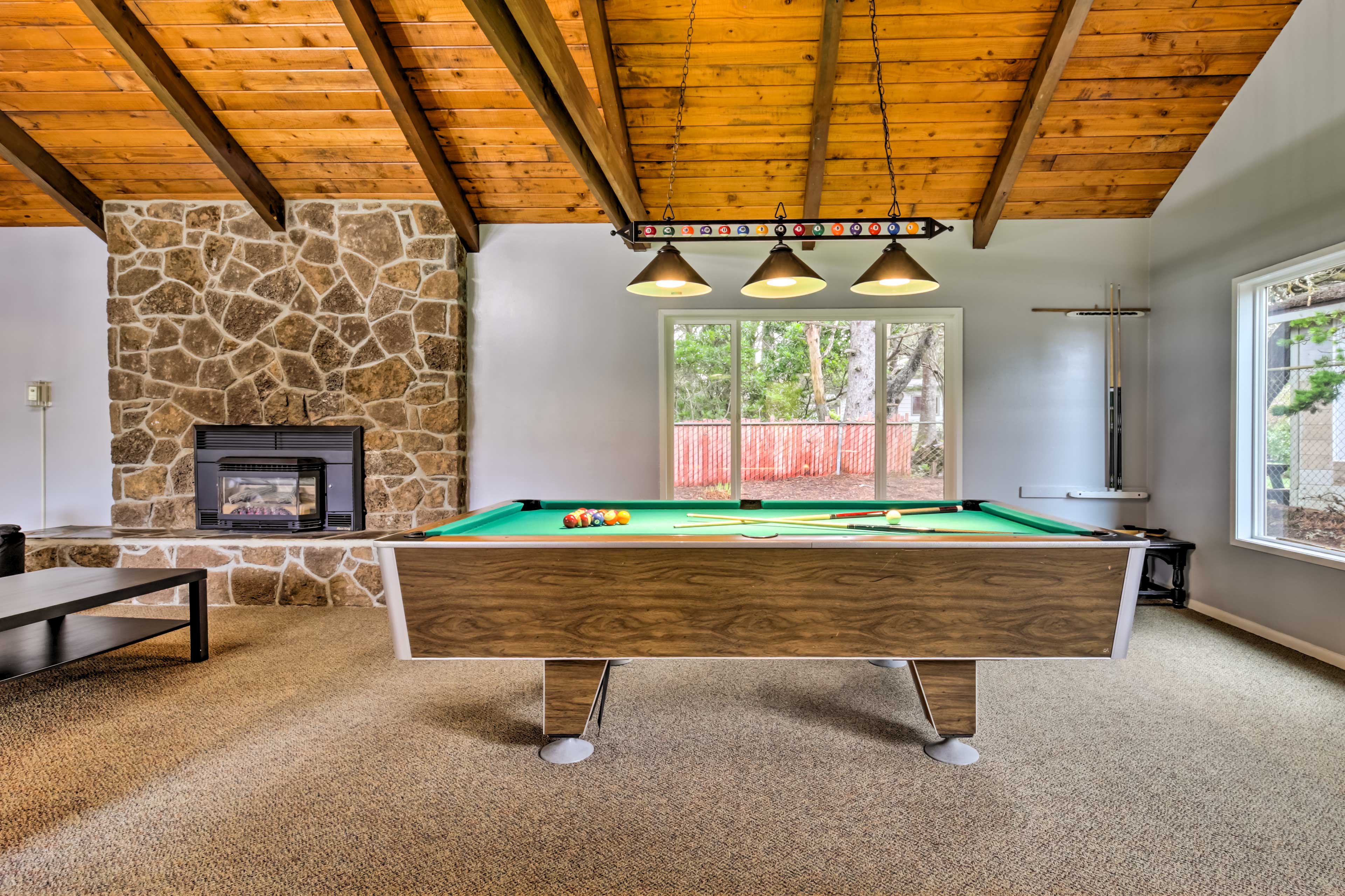 Community Amenities | Game Room | Pool