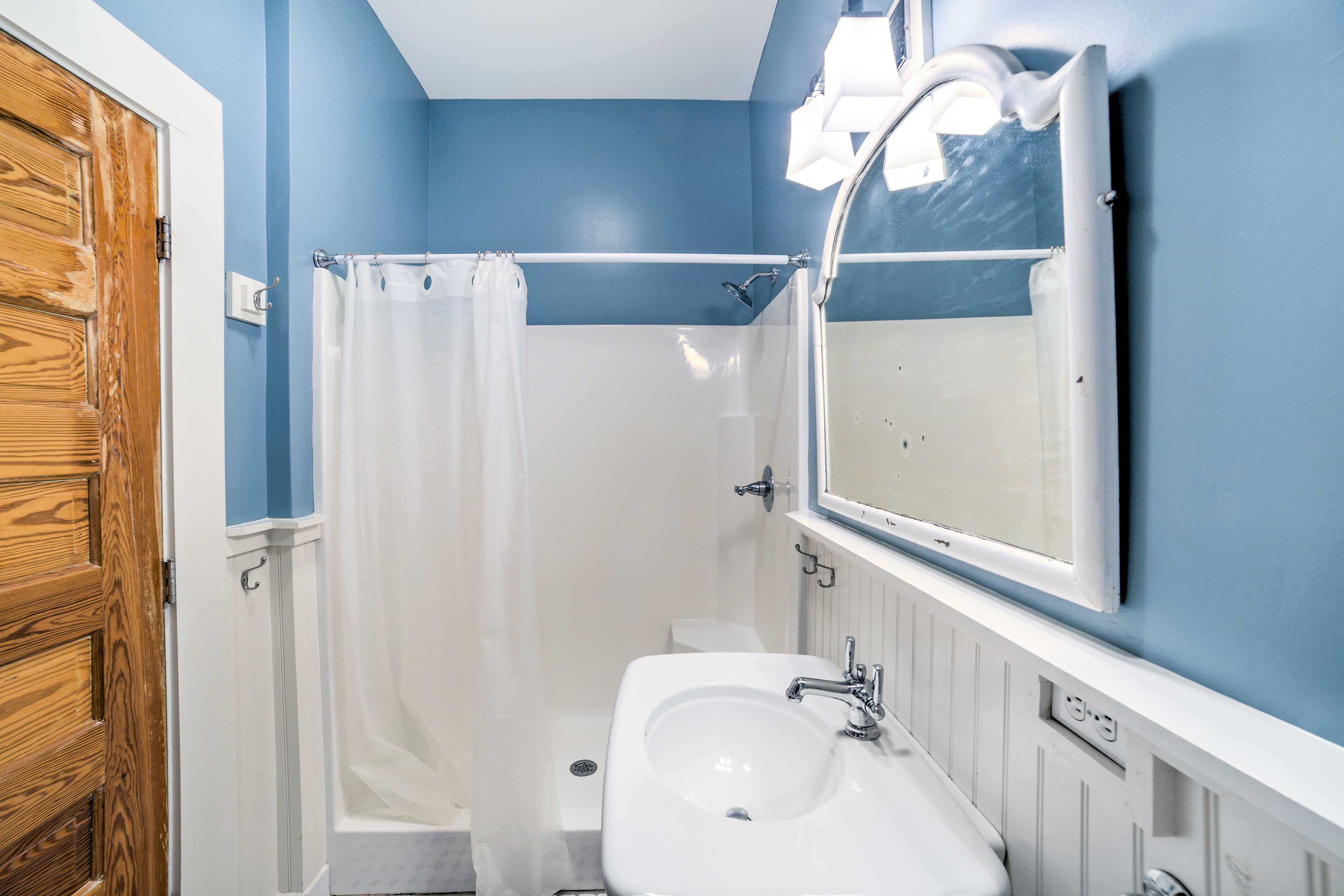 En-Suite Bathroom | Linens/Towels Provided