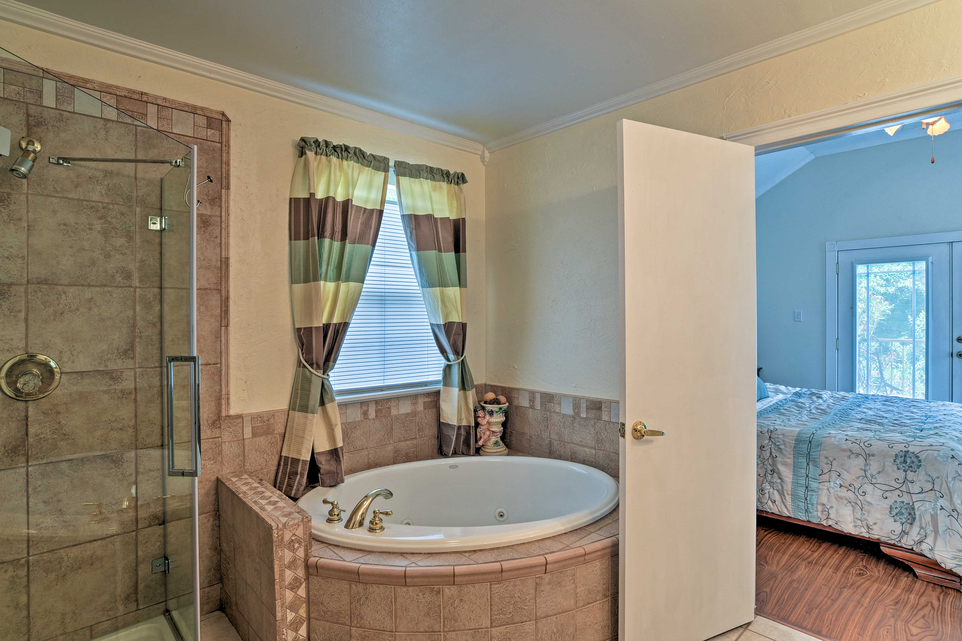 En-Suite Bathroom | Jetted Tub