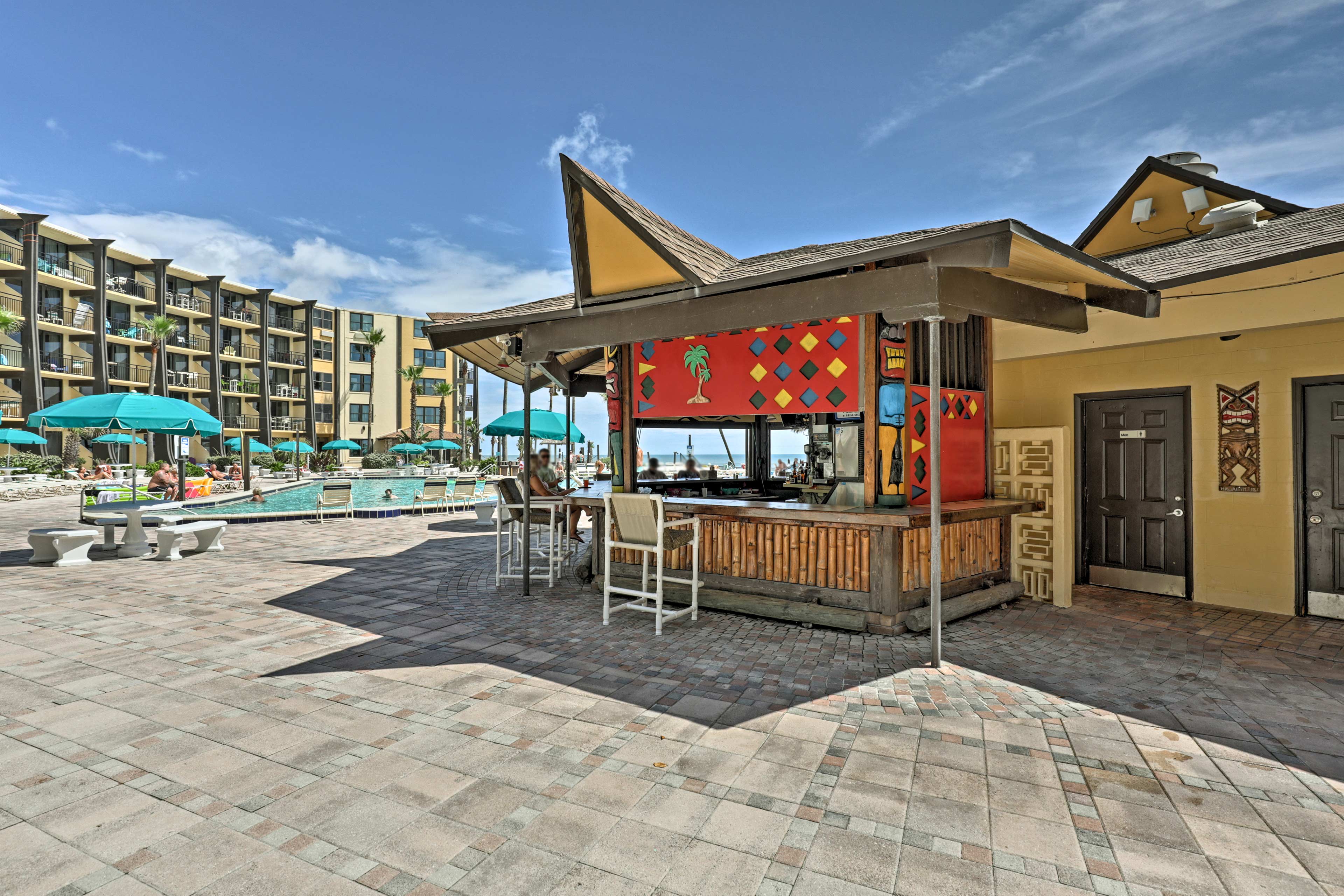 Hawaiian Inn Beach Resort | Poolside Bar