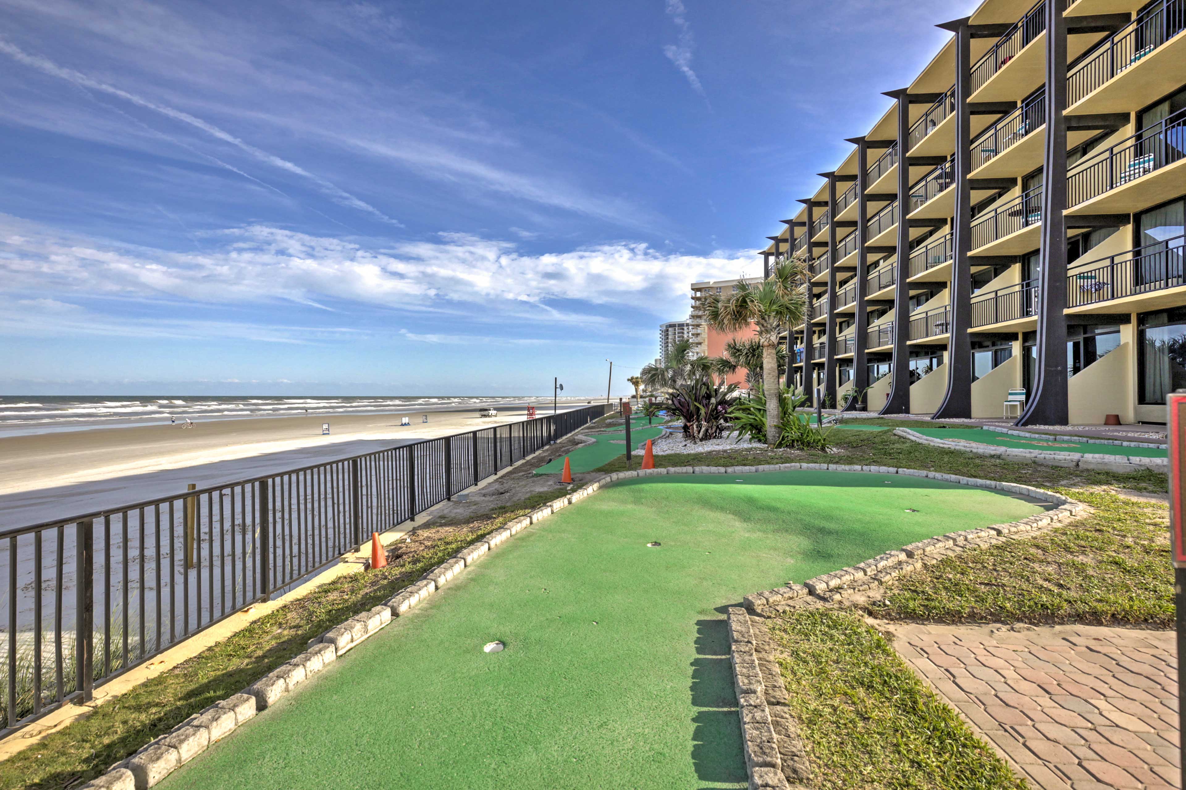 Hawaiian Inn Beach Resort | Mini Golf Course