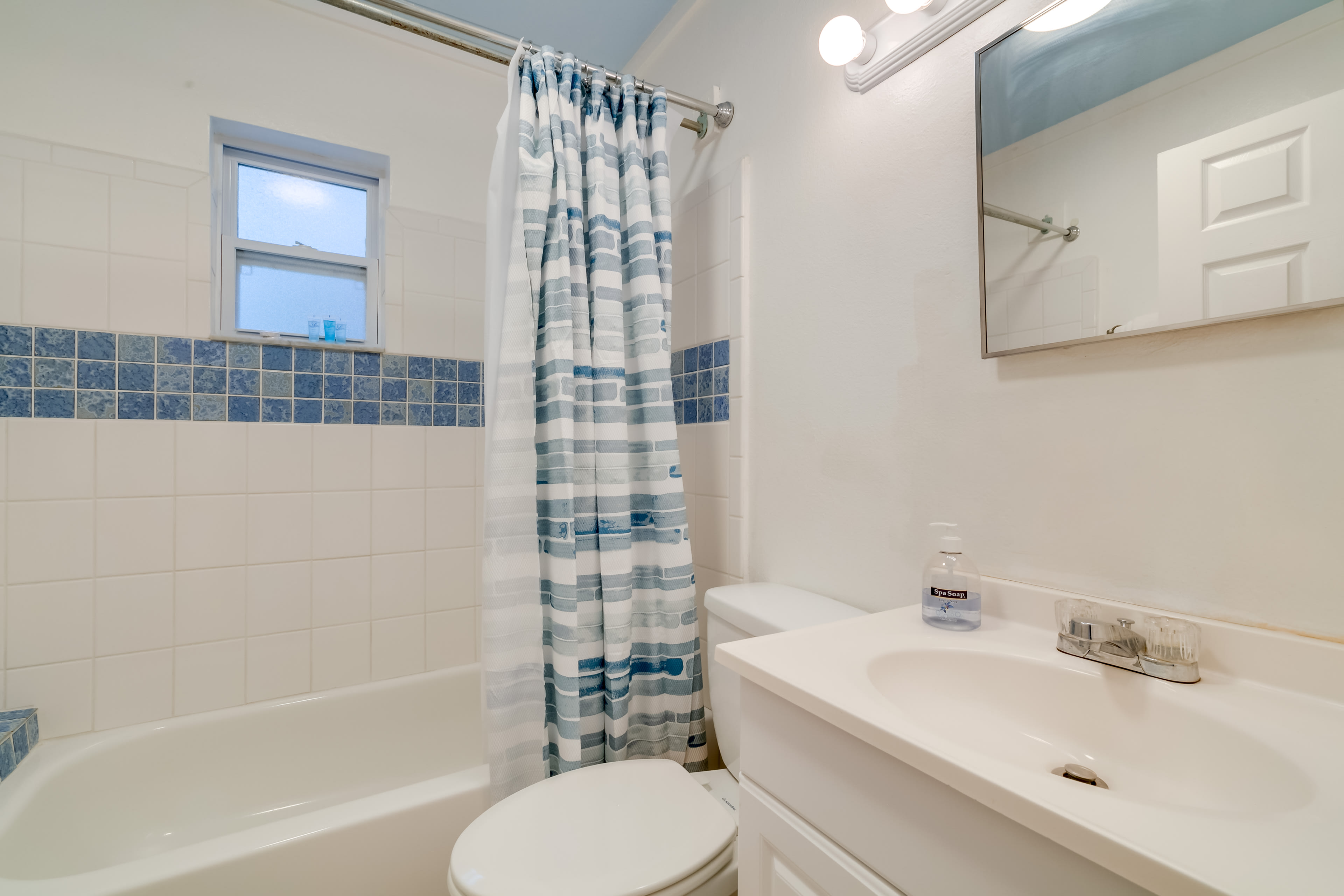 Full Bathroom | Main Level | Complimentary Toiletries