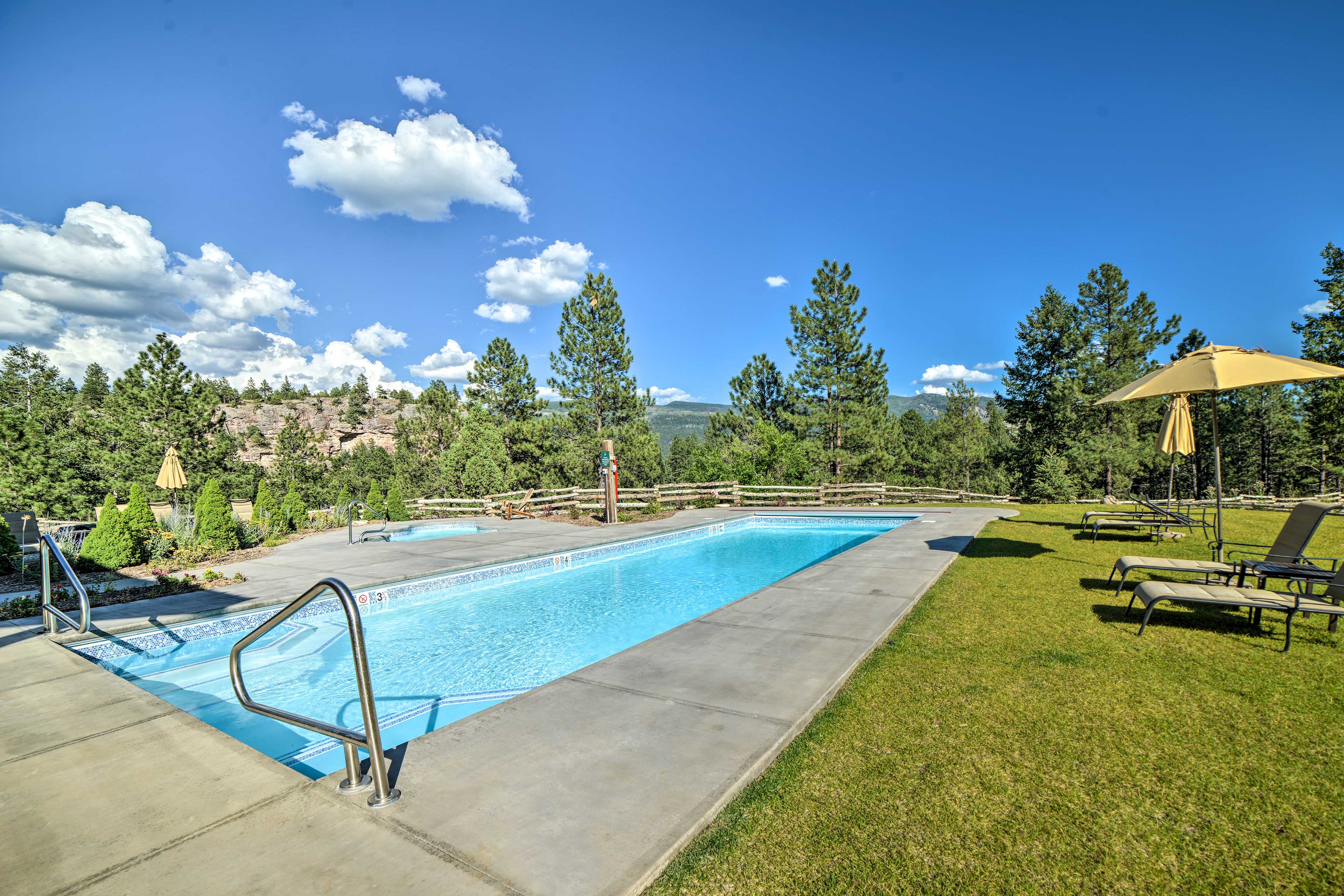 Community Outdoor Pool & Hot Tub