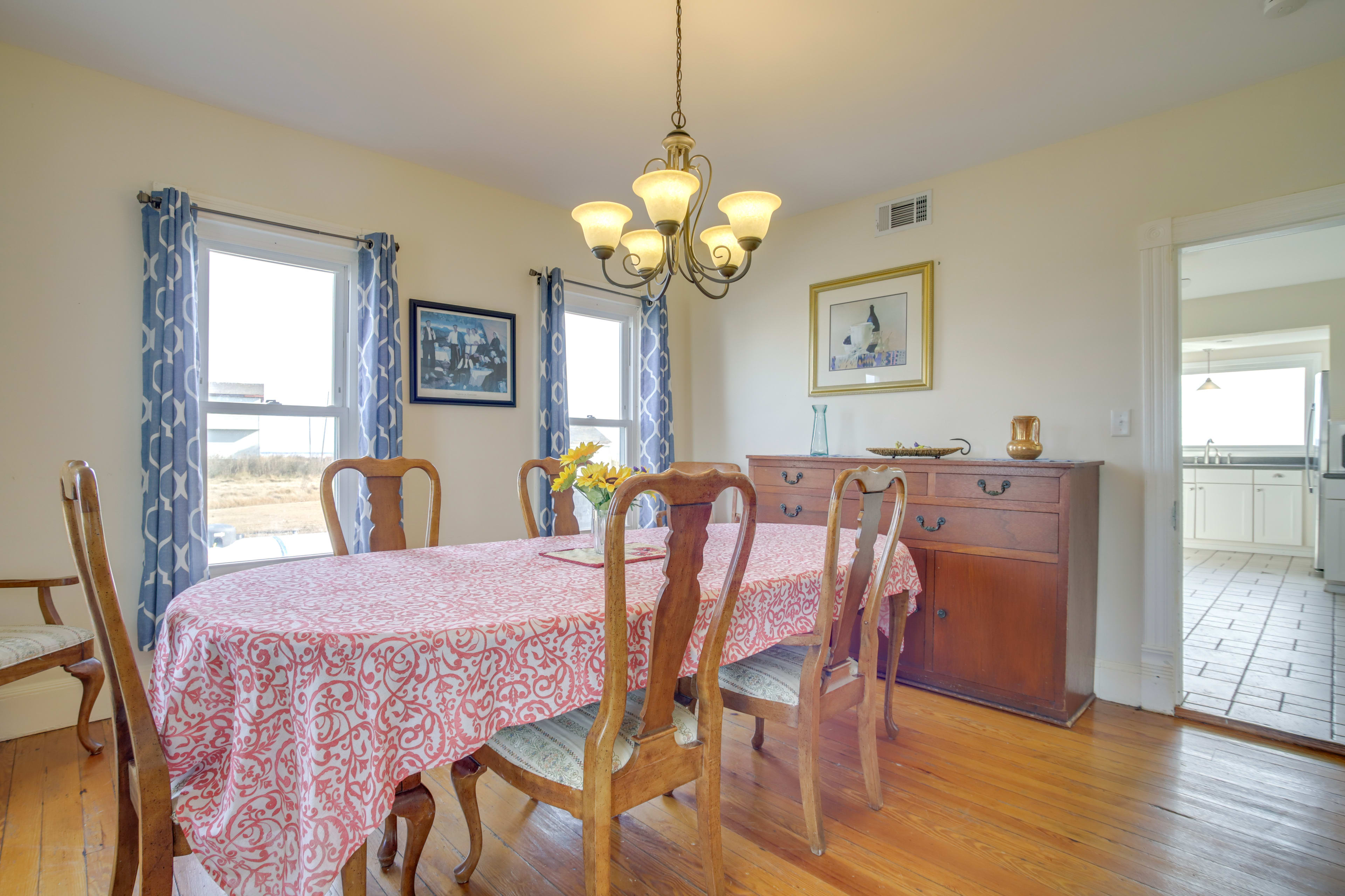 Dining Room | Dishware & Flatware Provided