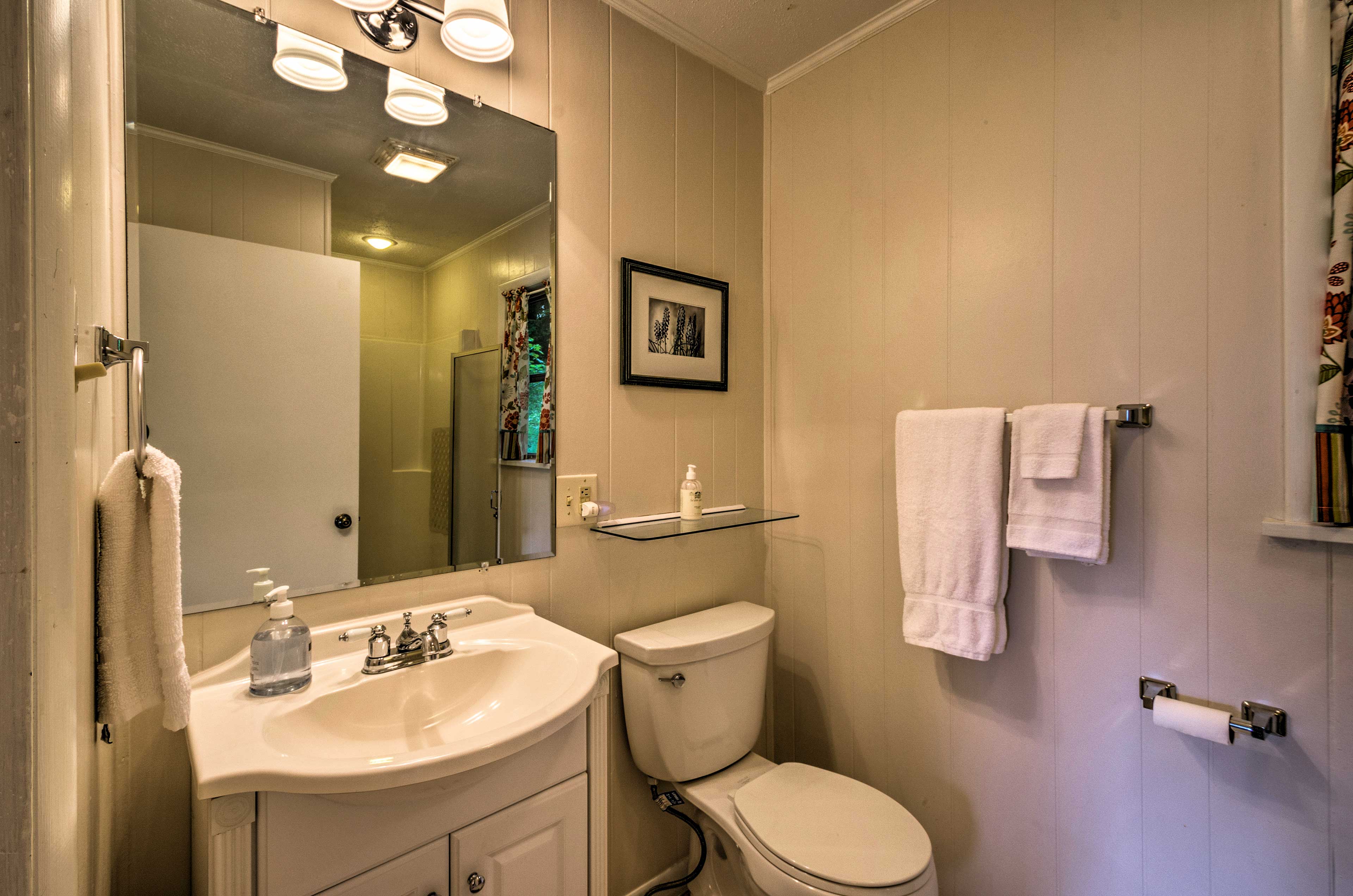 En-Suite Bathroom | Towels Provided