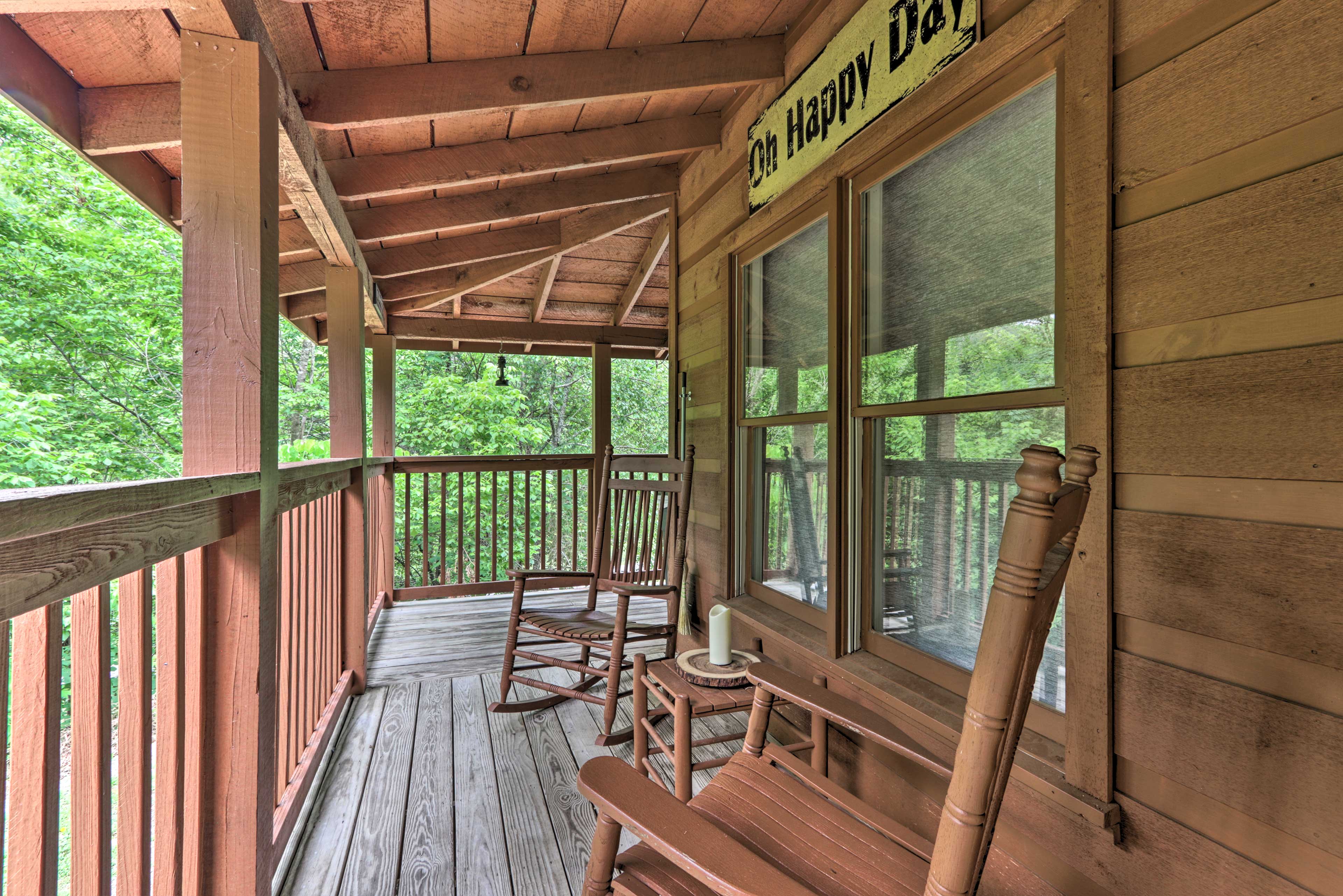 Wraparound Porch w/ Seating