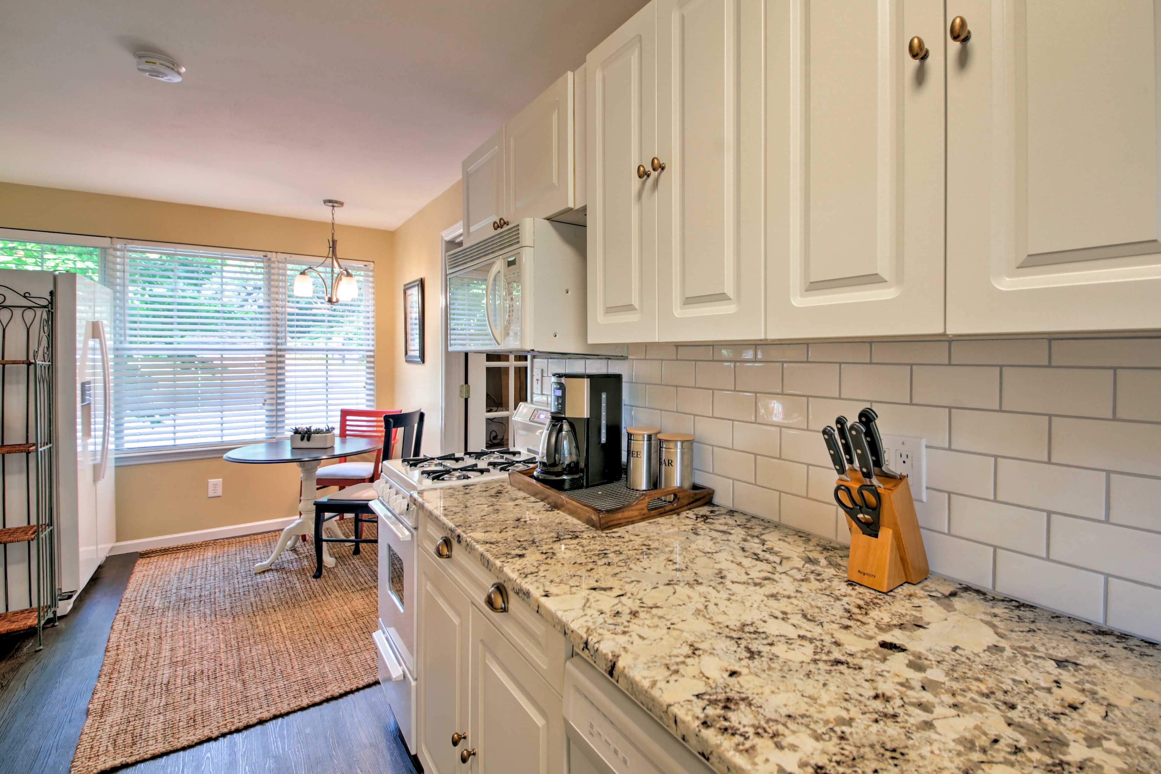 The fully equipped kitchen has everything you need to prepare delicious meals!