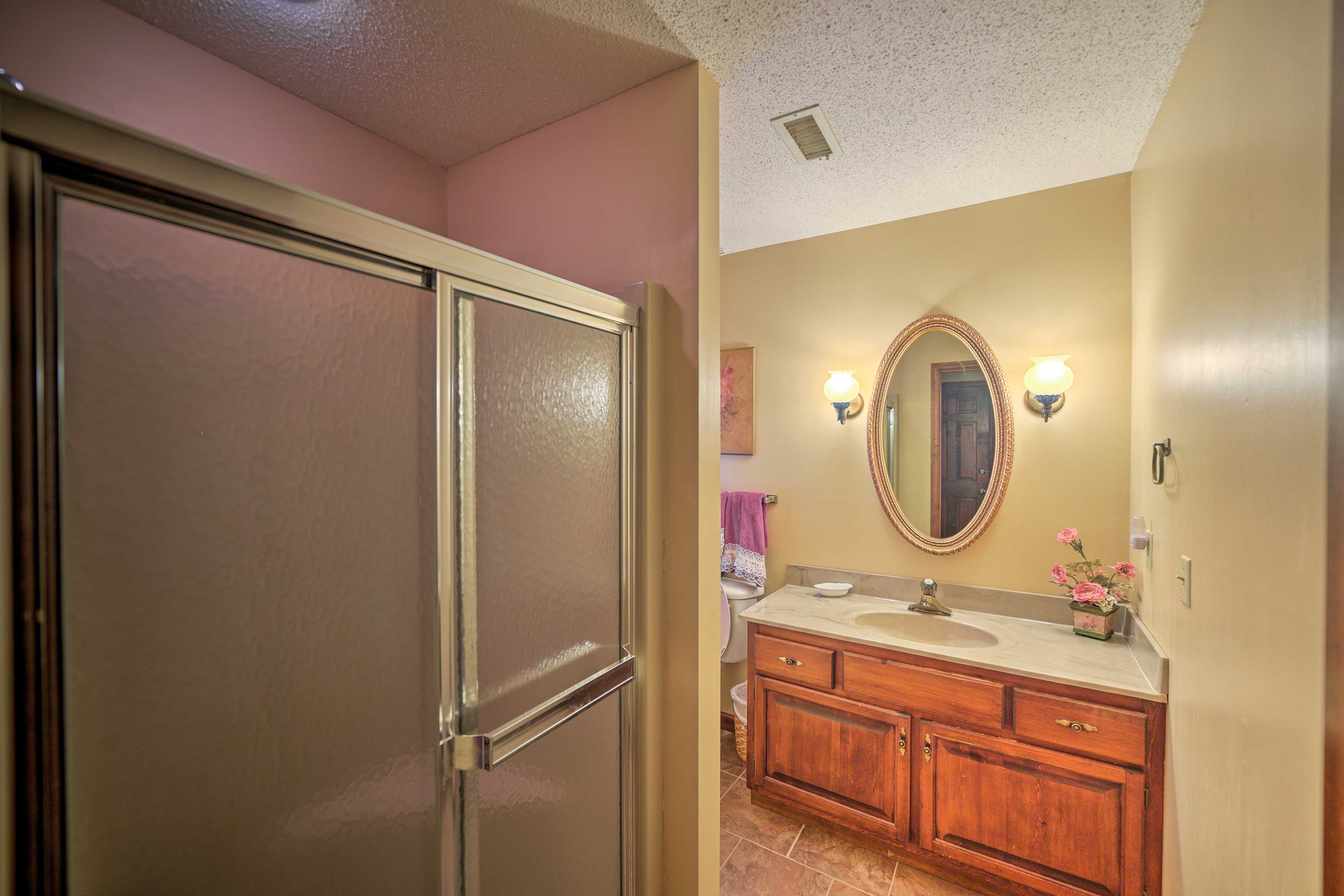 En-Suite Bathroom | Towels Provided