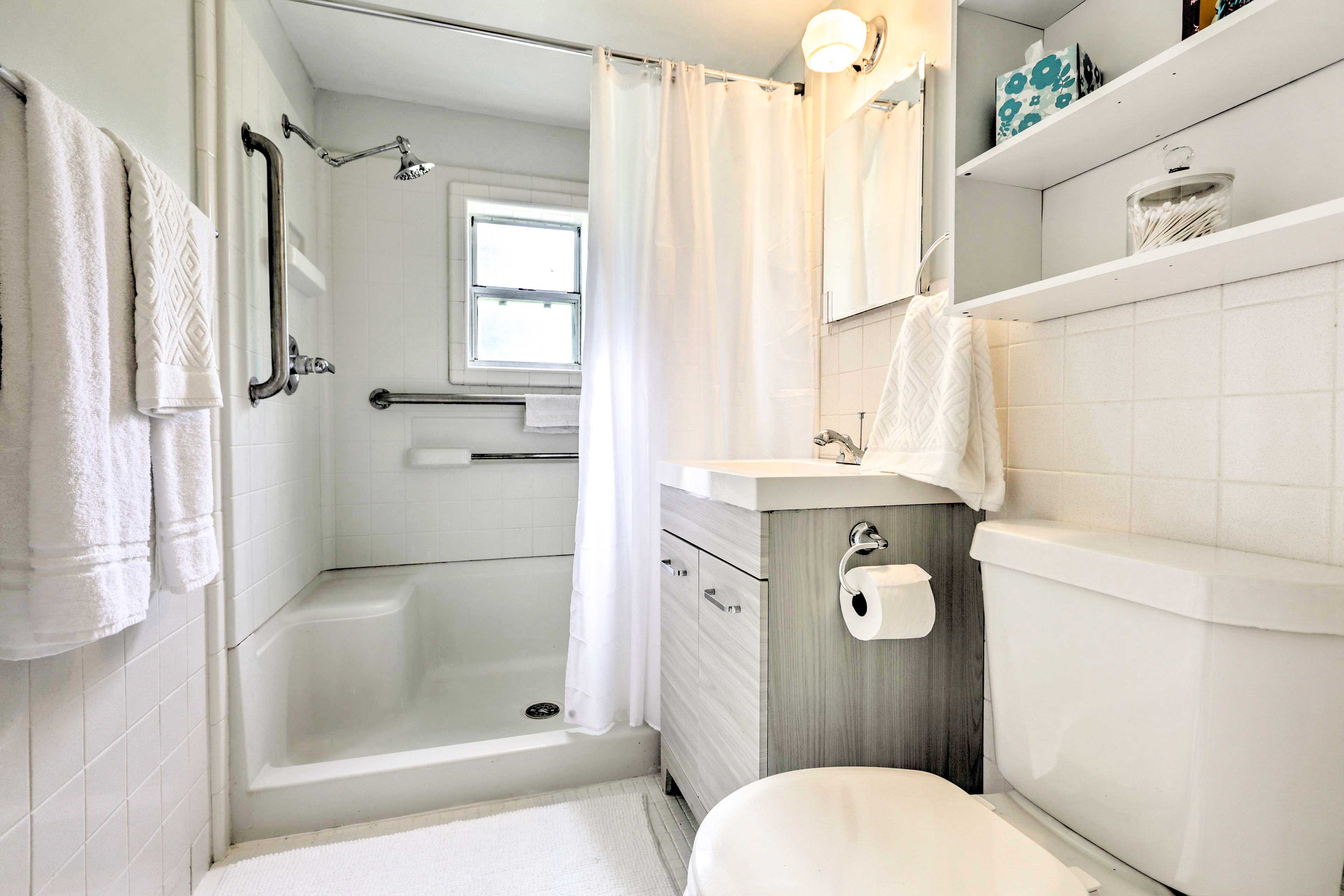 Full Bathroom | Linens & Towels | Complimentary Toiletries | Hair Dryer