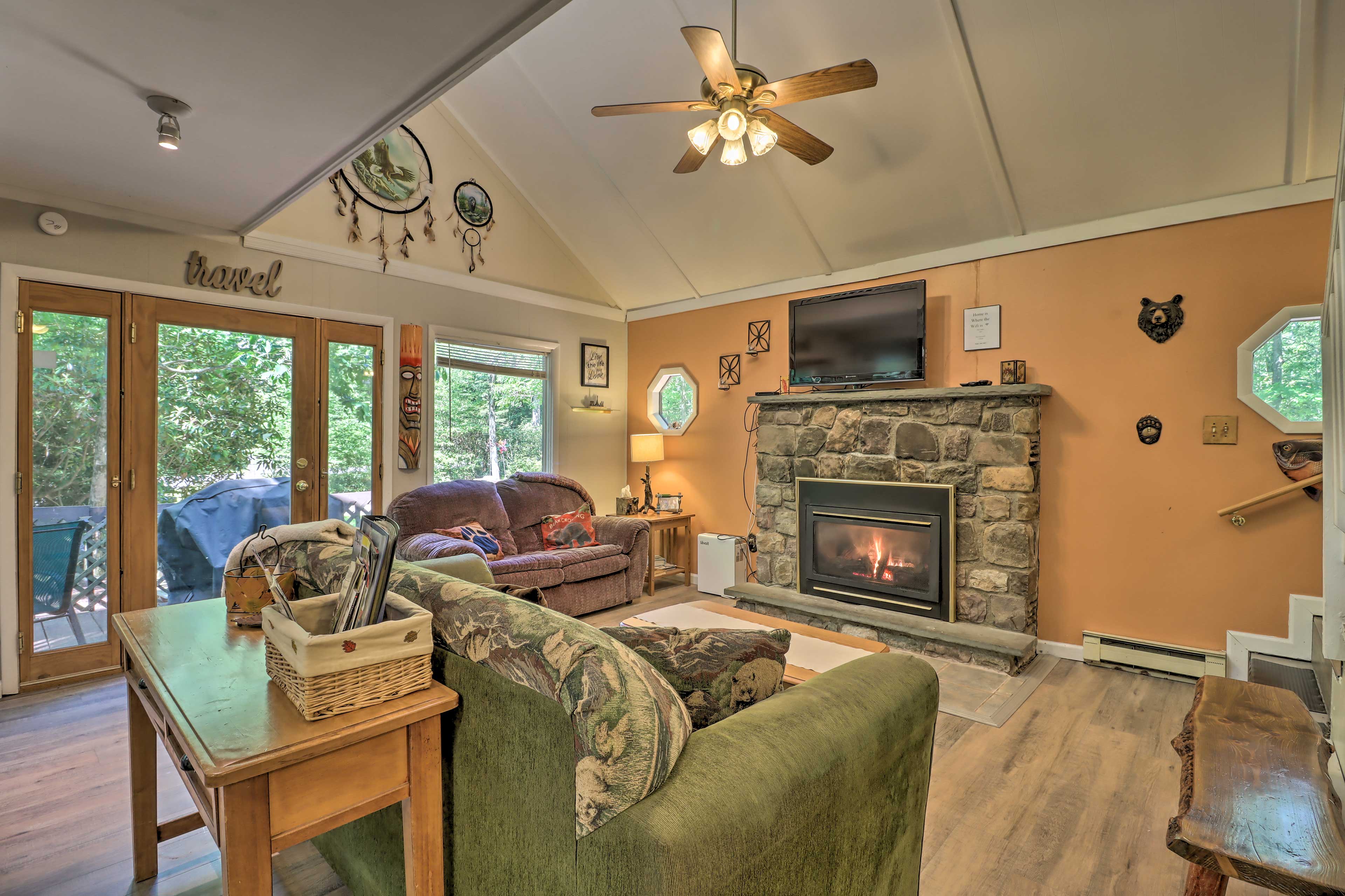 Living Room | Fireplace | Cable TV | Main Floor