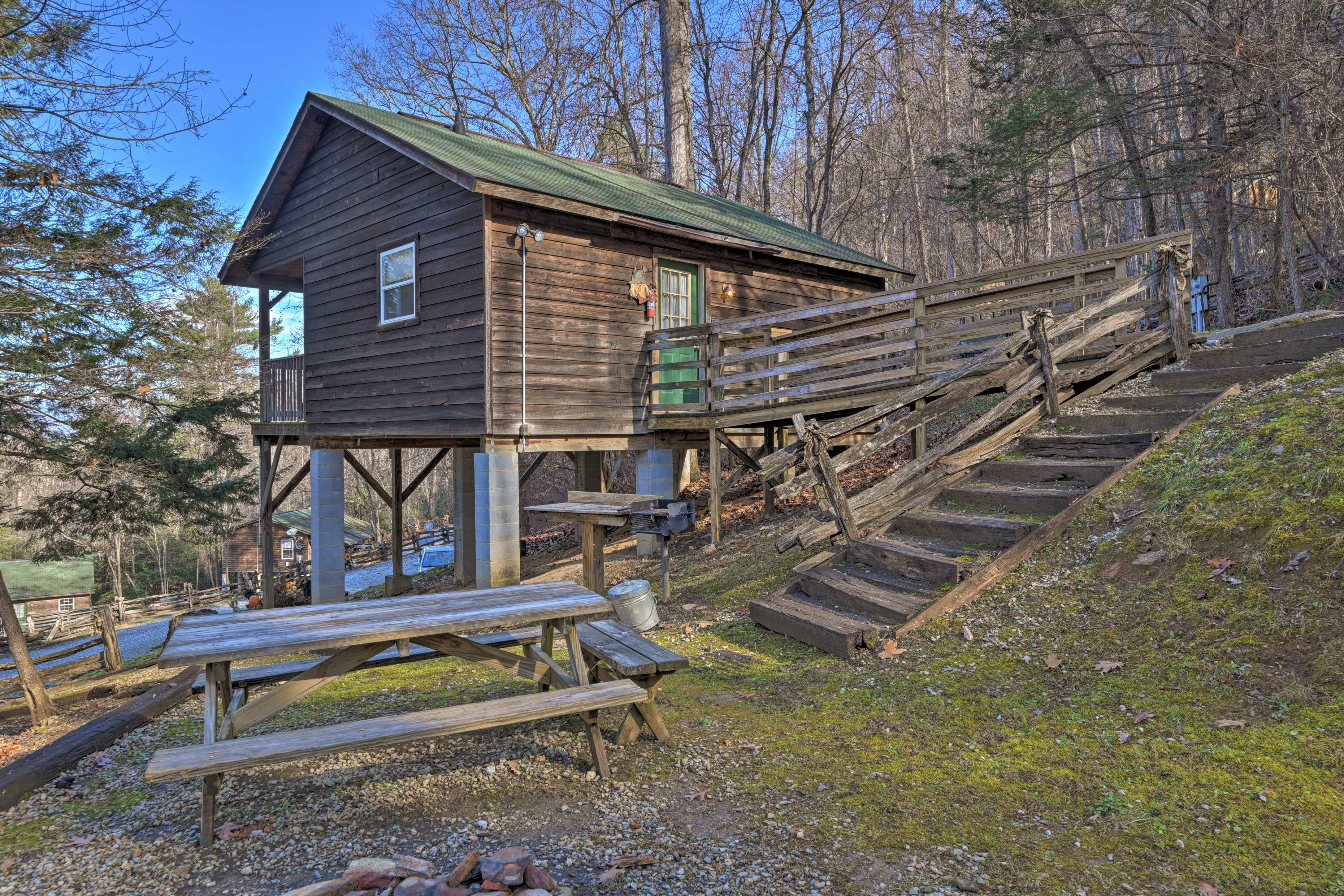 Exterior | Picnic Table