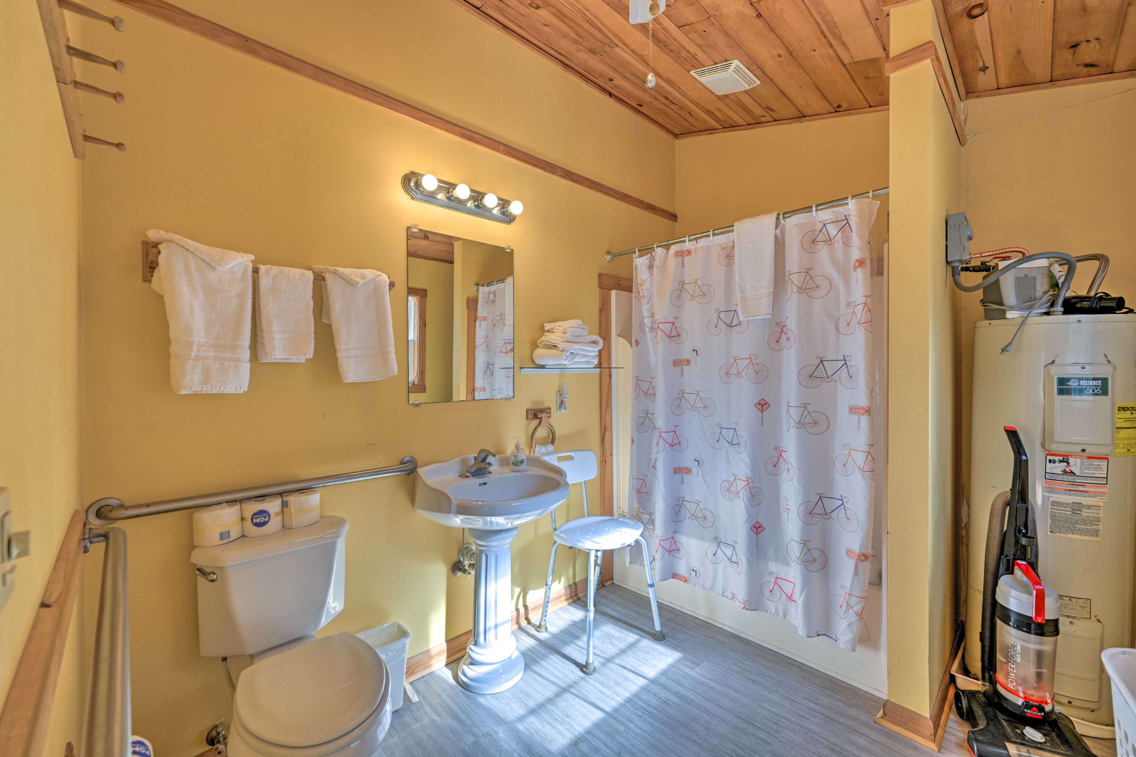 Full Bathroom | Towels & Linens