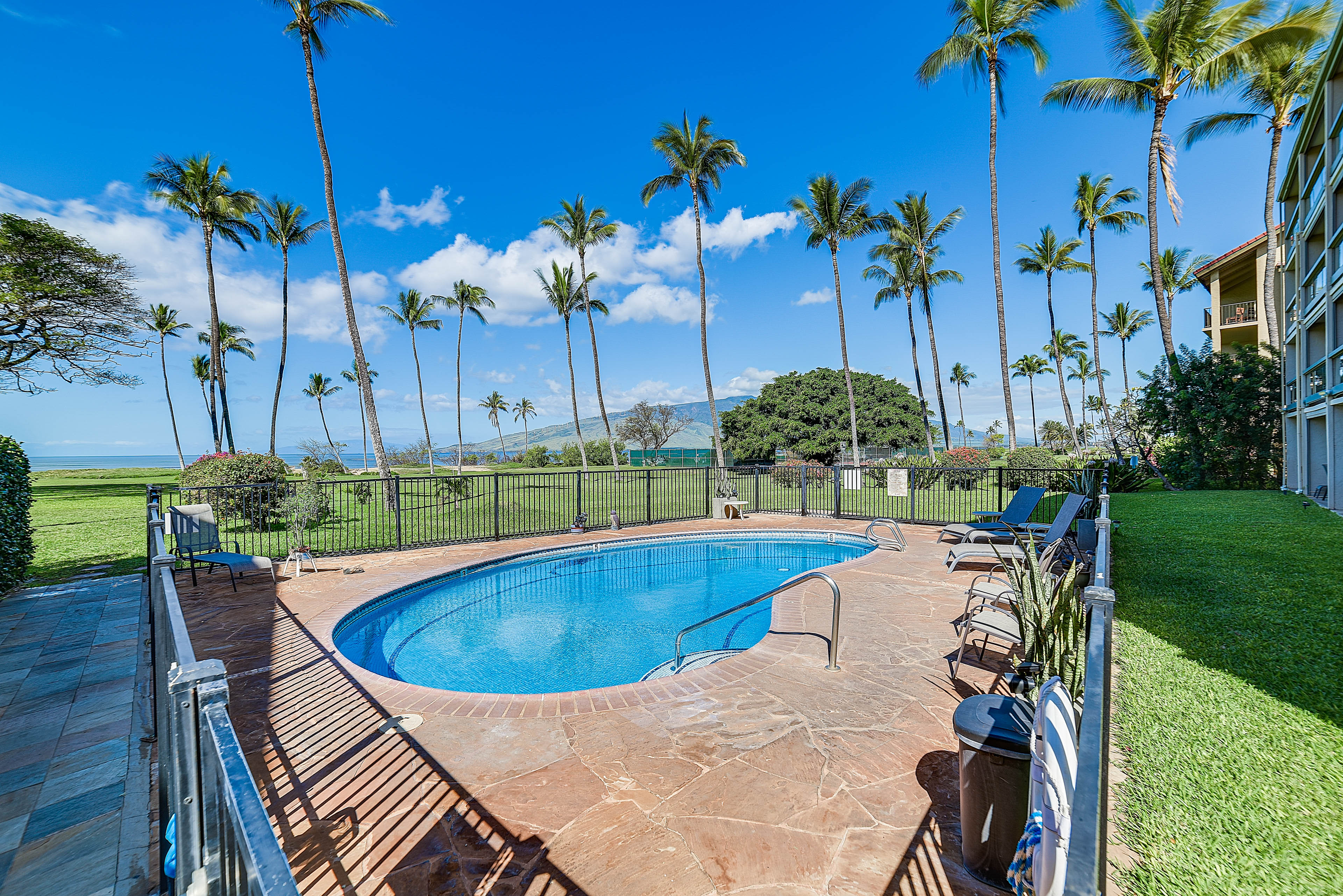 Community Amenities | Outdoor Pool | Lanai