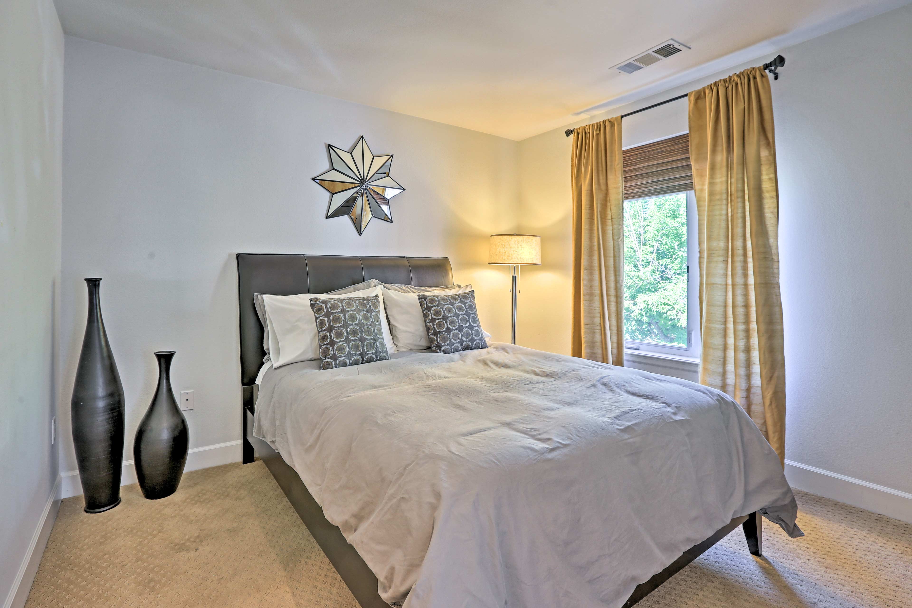 Bedroom | Queen Bed | Linens & Towels Provided