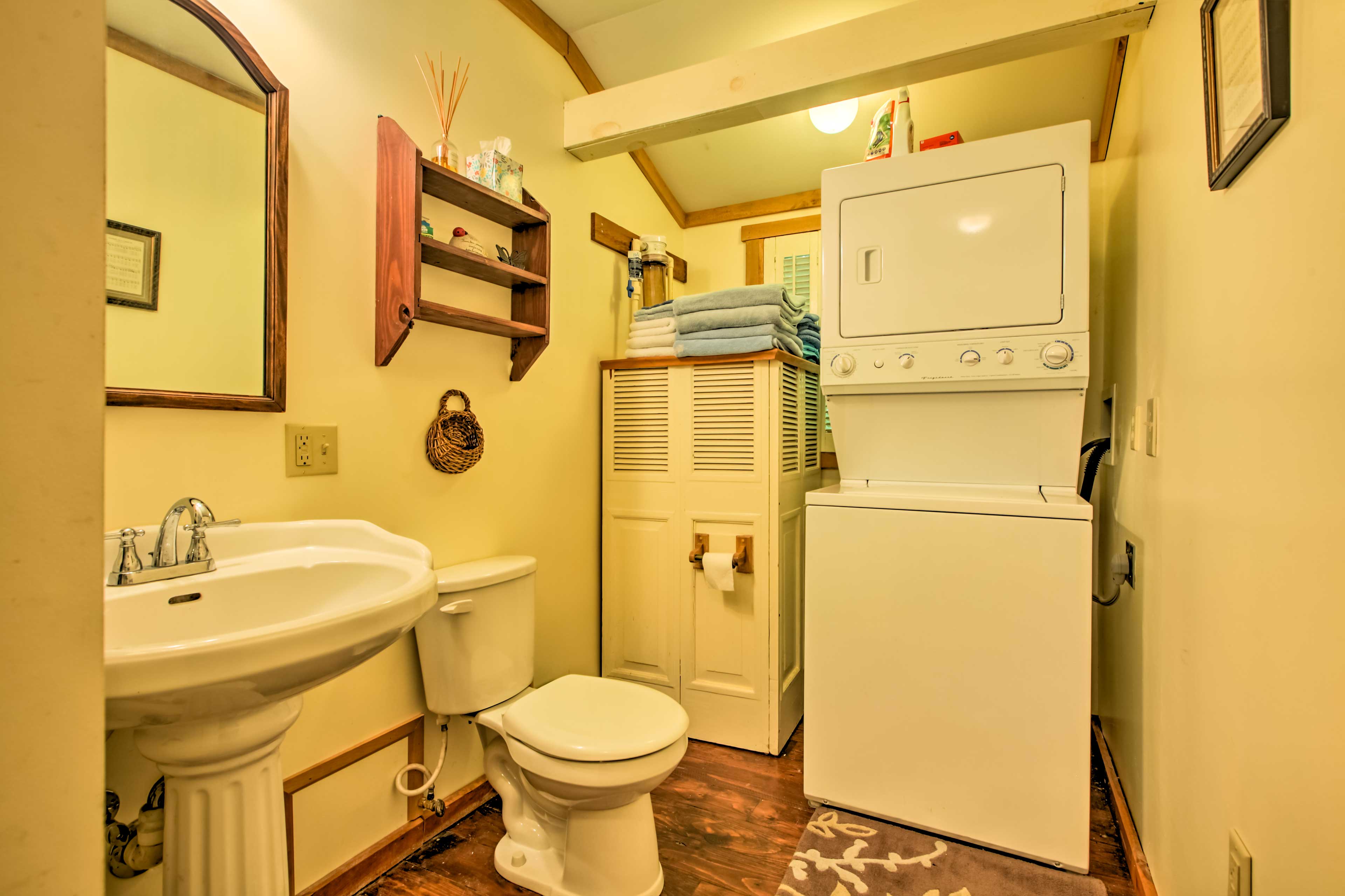 Full Bathroom | In-Unit Laundry Machines