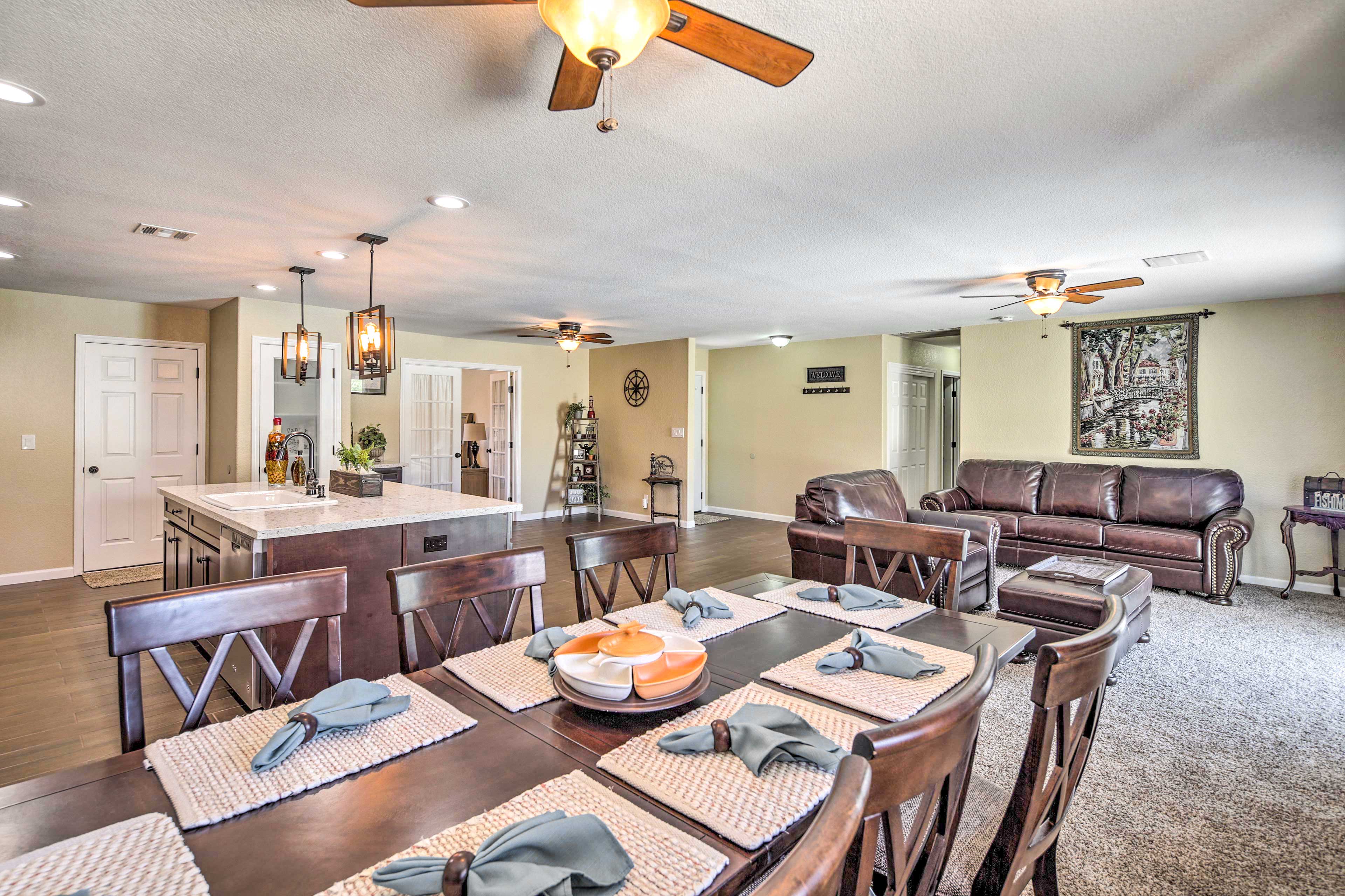 Dining Area | Dishes & Flatware Provided