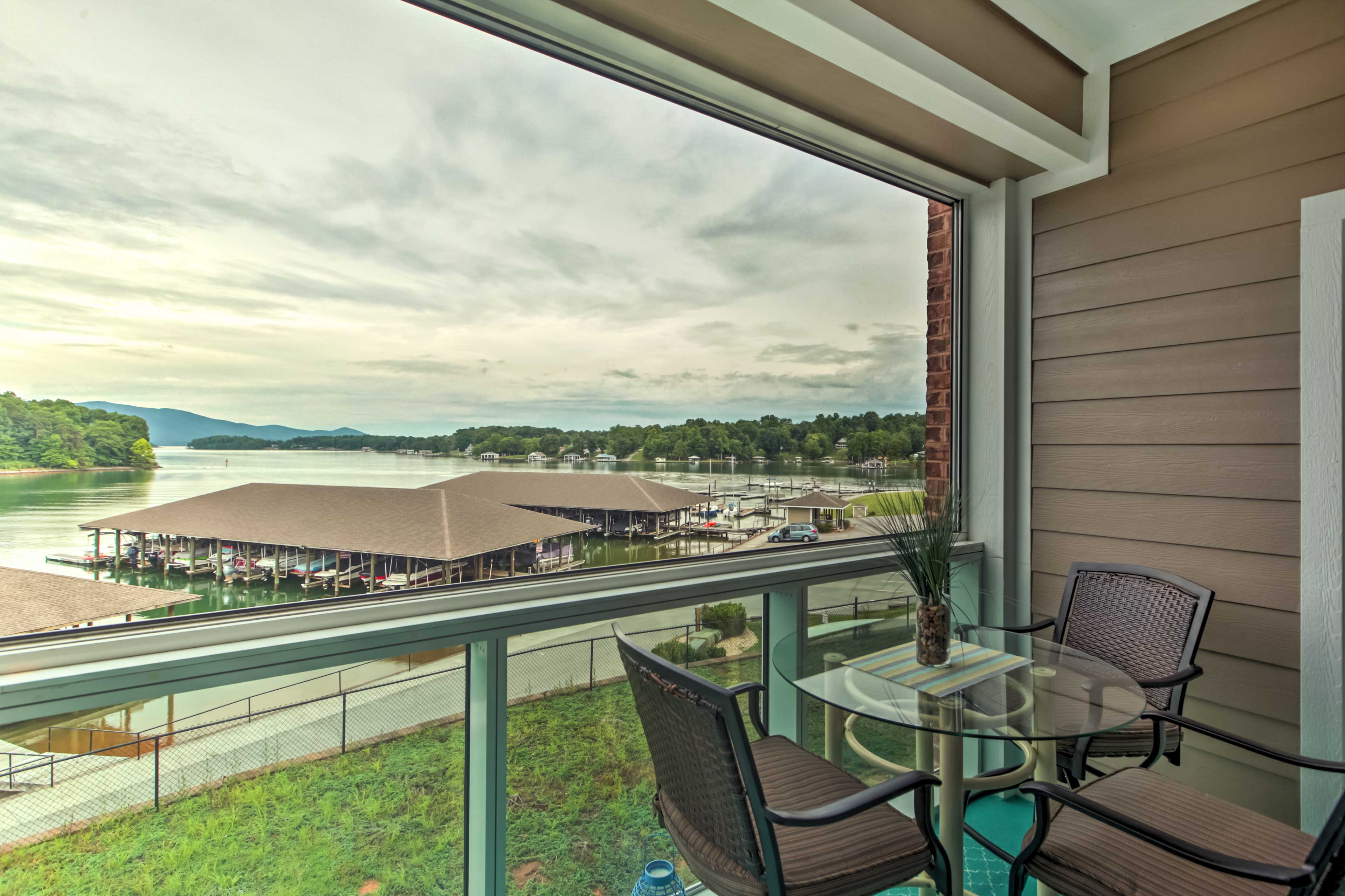 Resort Condo on Smith Mountain Lake with Balcony!, Huddleston