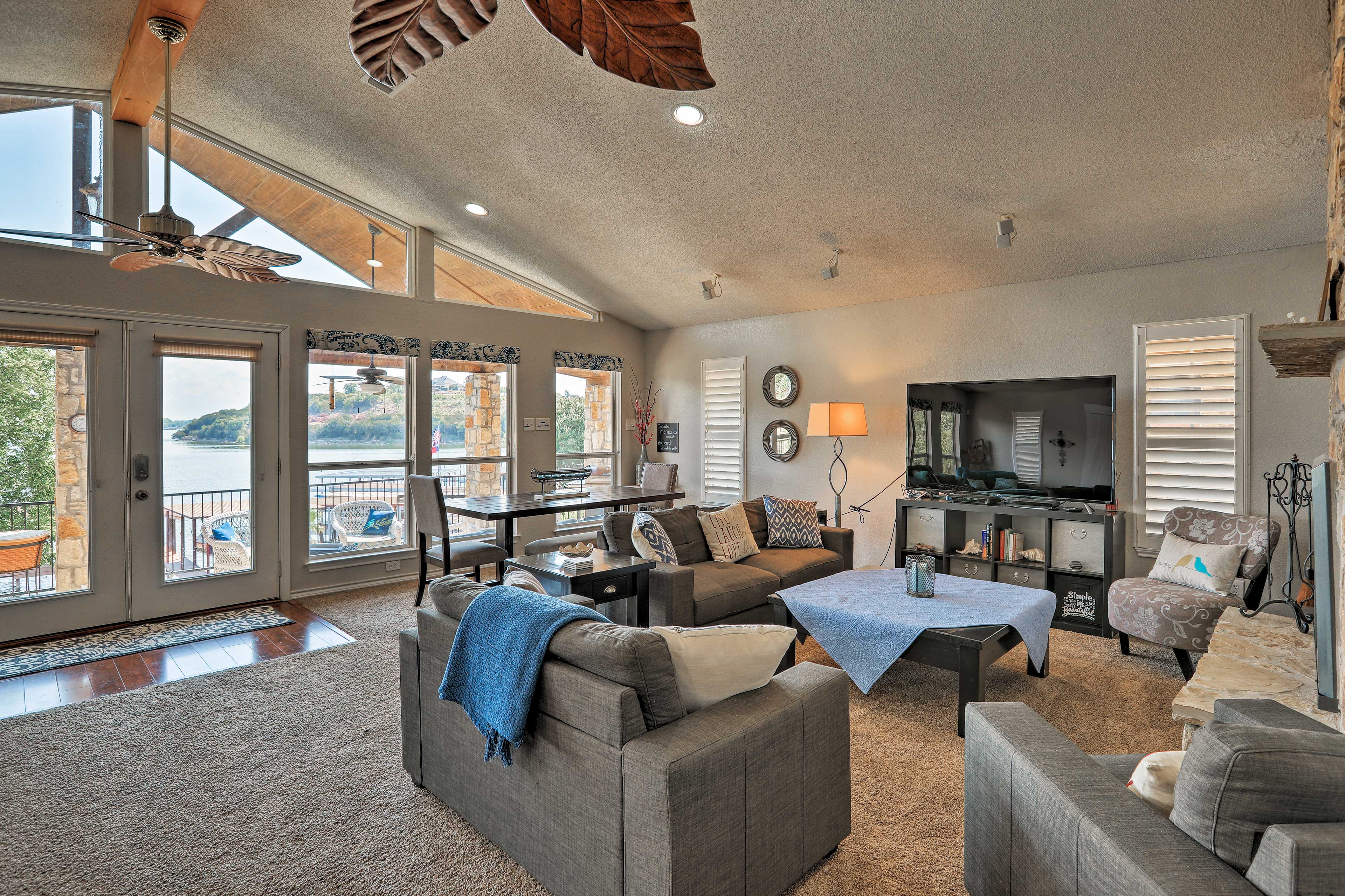 Living Room | Picture Windows | Ceiling Fans | Roku TV | Main Level