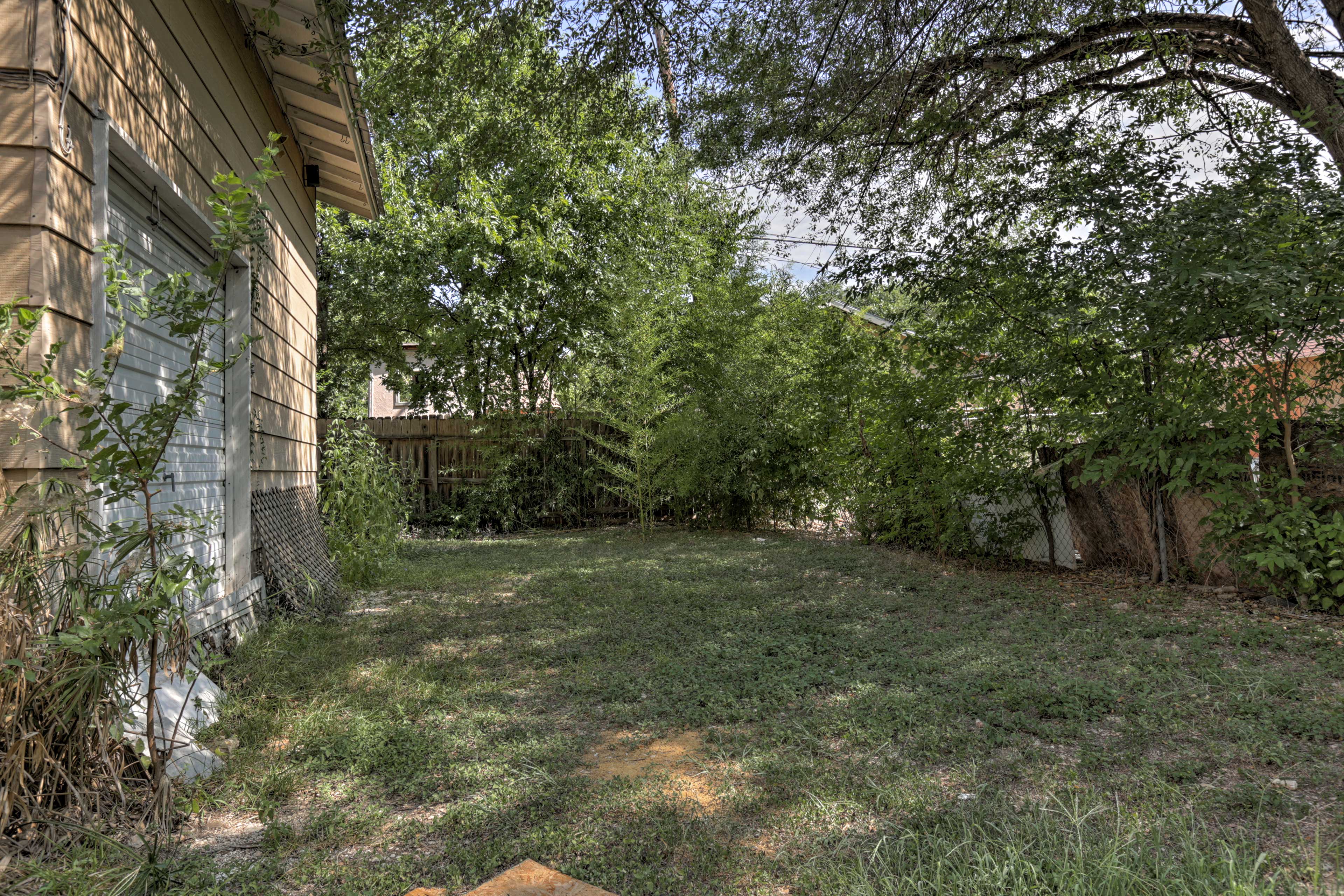 This cute yard is the perfect place to unwind!