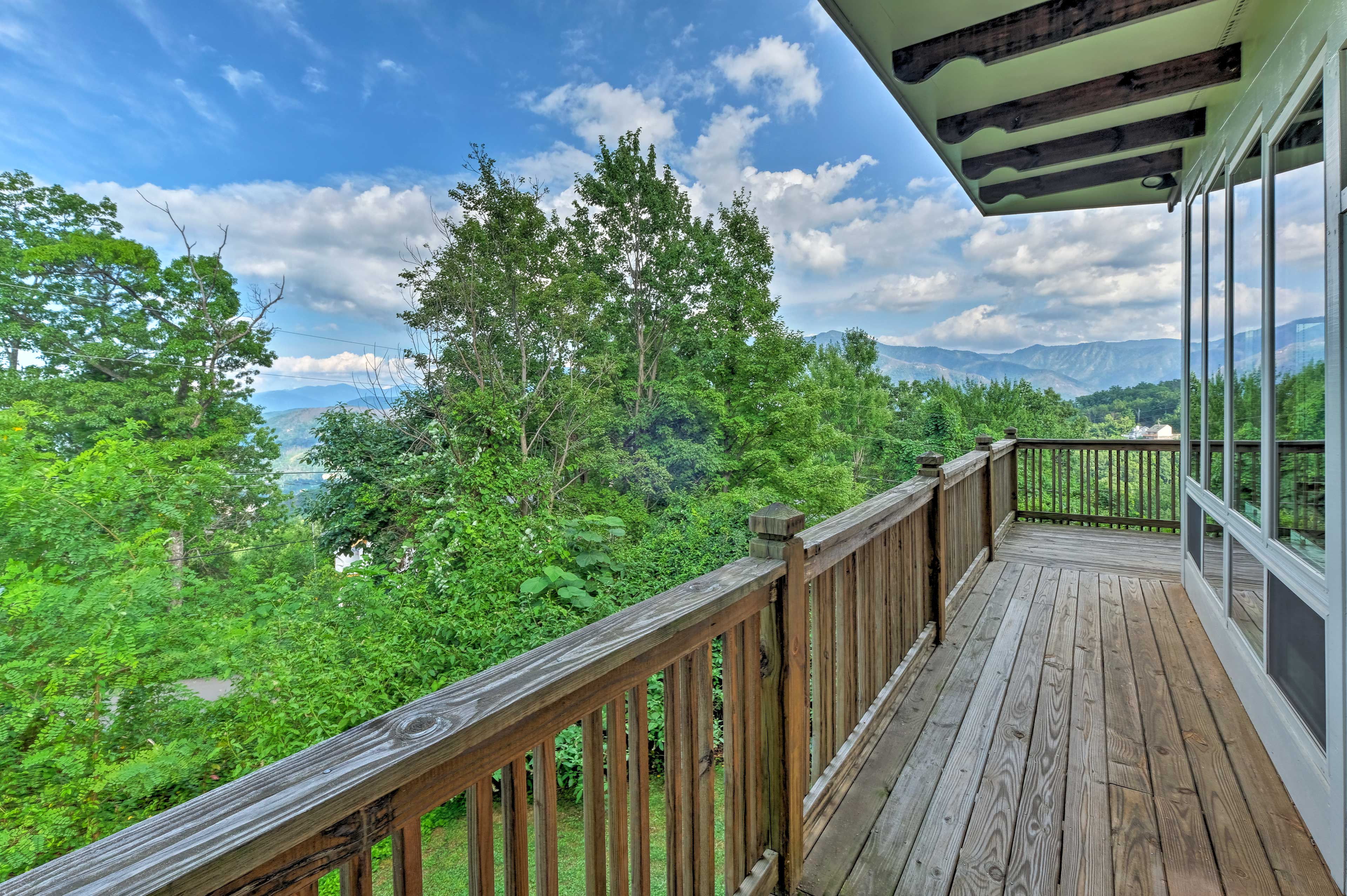 Spectacular ridgeline views can be seen from the upper wraparound deck.