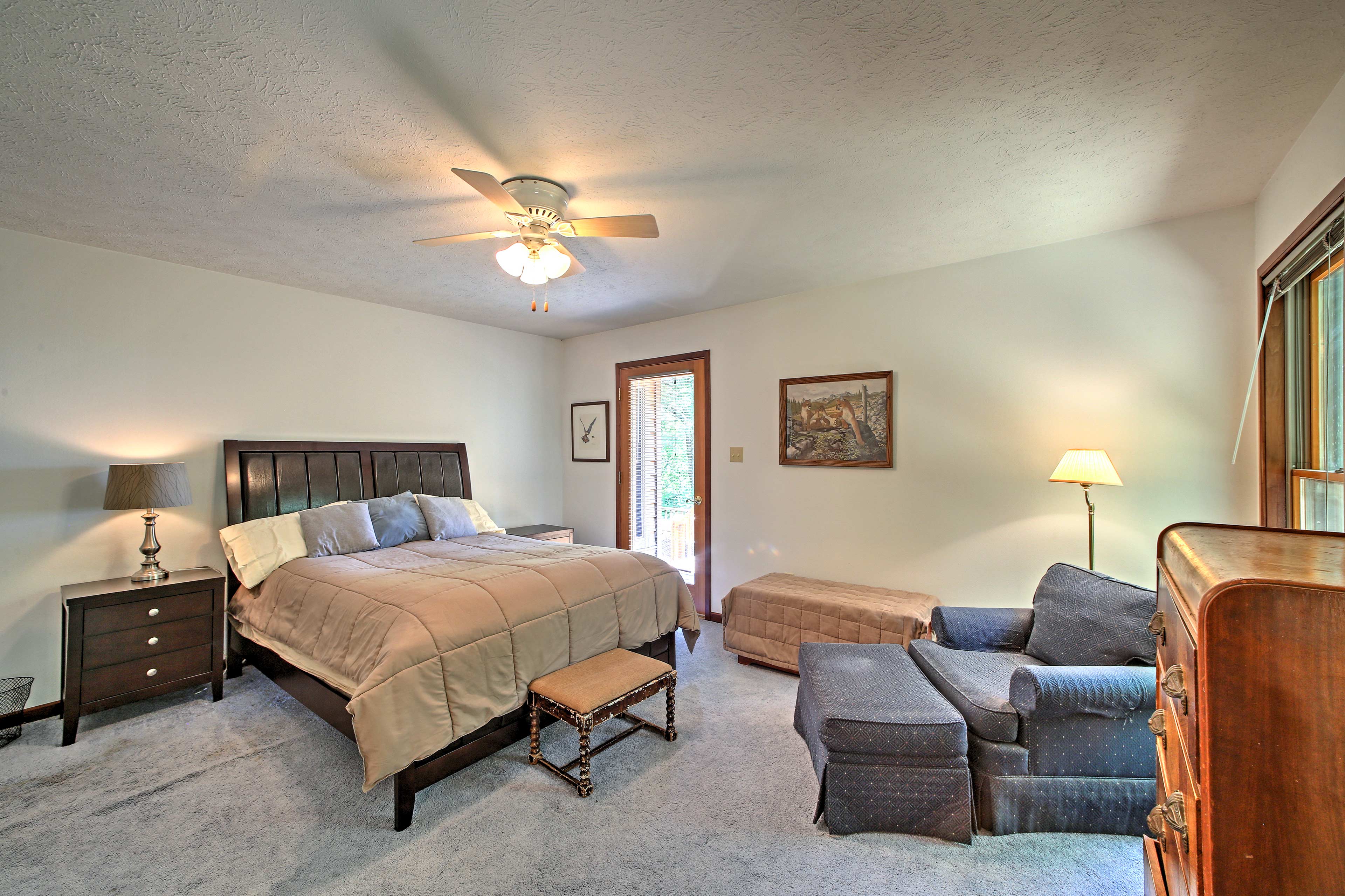 This property sleeps 4 in beds, and offers 2 more guests 2 rollaway beds.