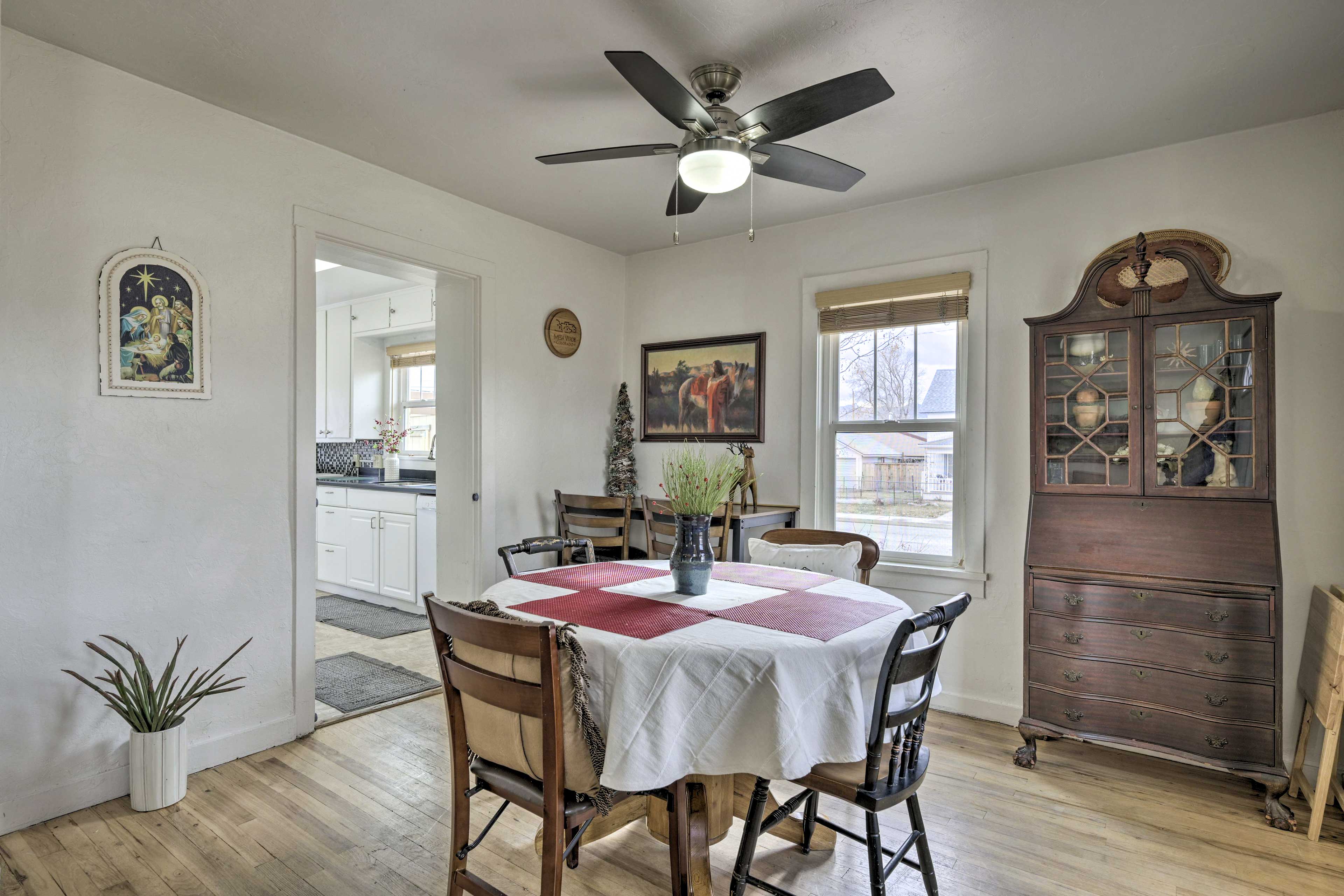 Dining Area | Dishes & Flatware Provided