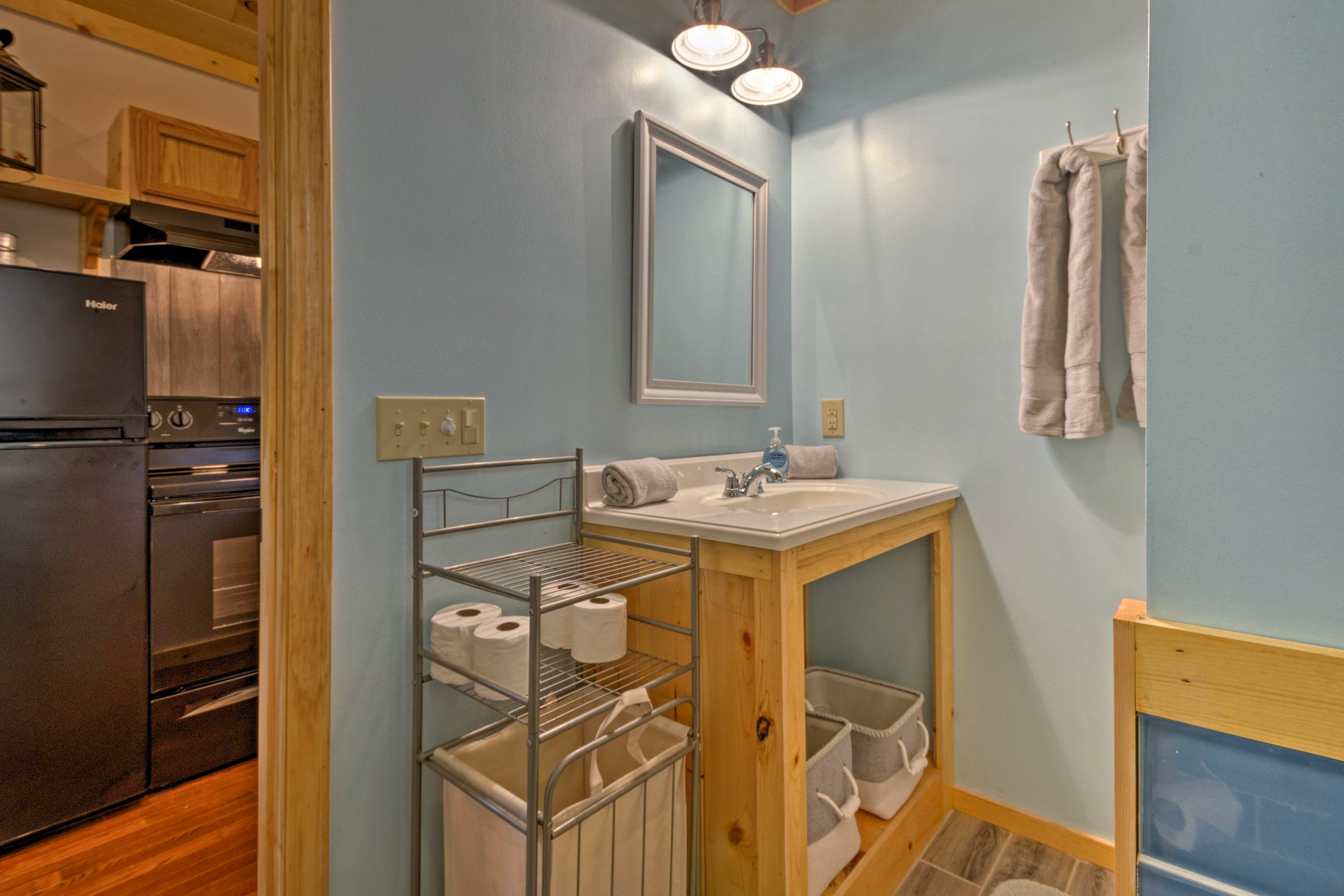 Full Bathroom | Linens & Towels | Complimentary Toiletries | Hair Dryer