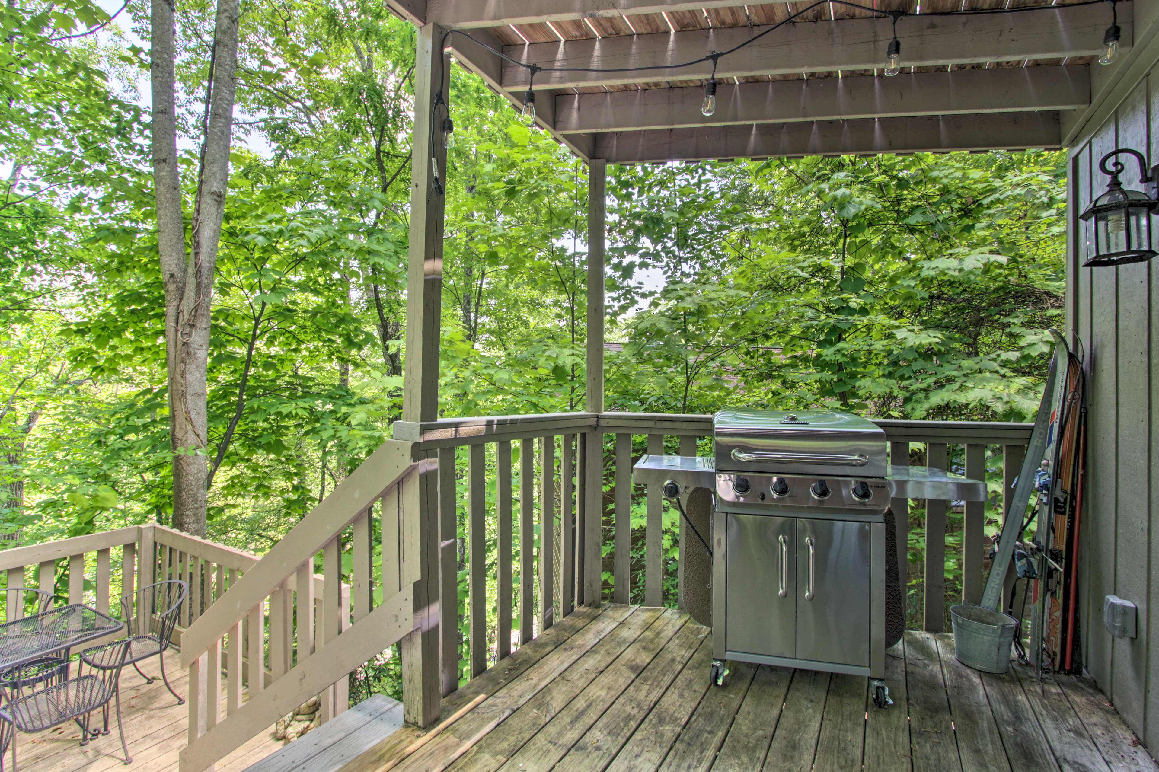 Deck | Gas Grill | Outdoor Dining Area