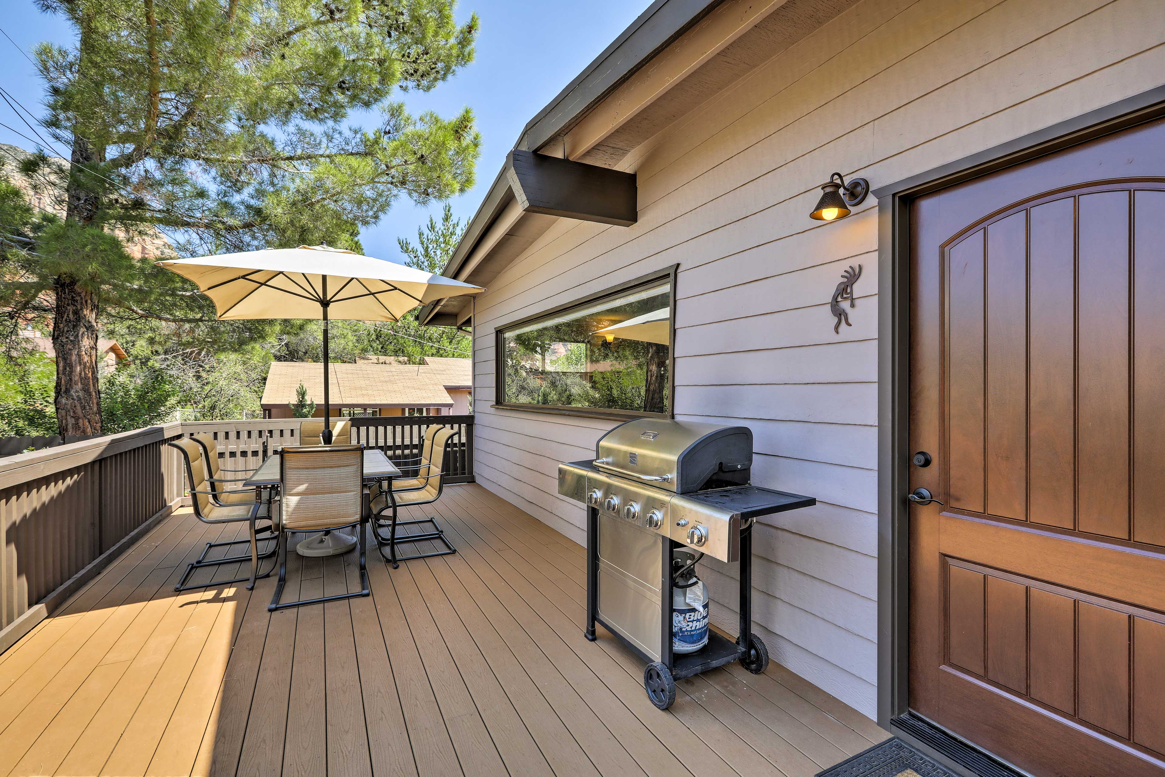 Sedona Getaway w/ Hot Tub, Deck & Red Rock Views!