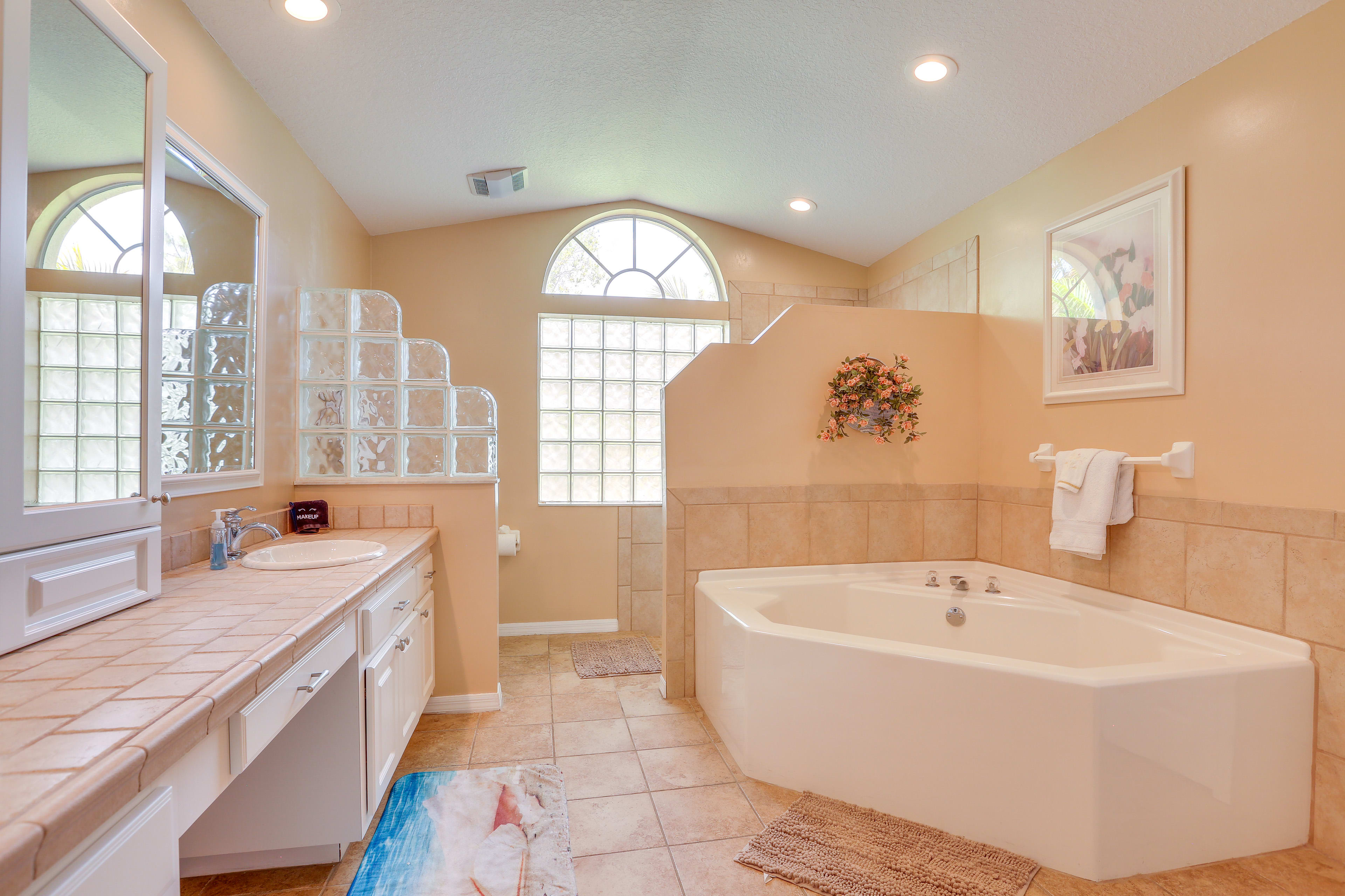 Full Bathroom | En-Suite | Soaking Tub | Dual Sinks