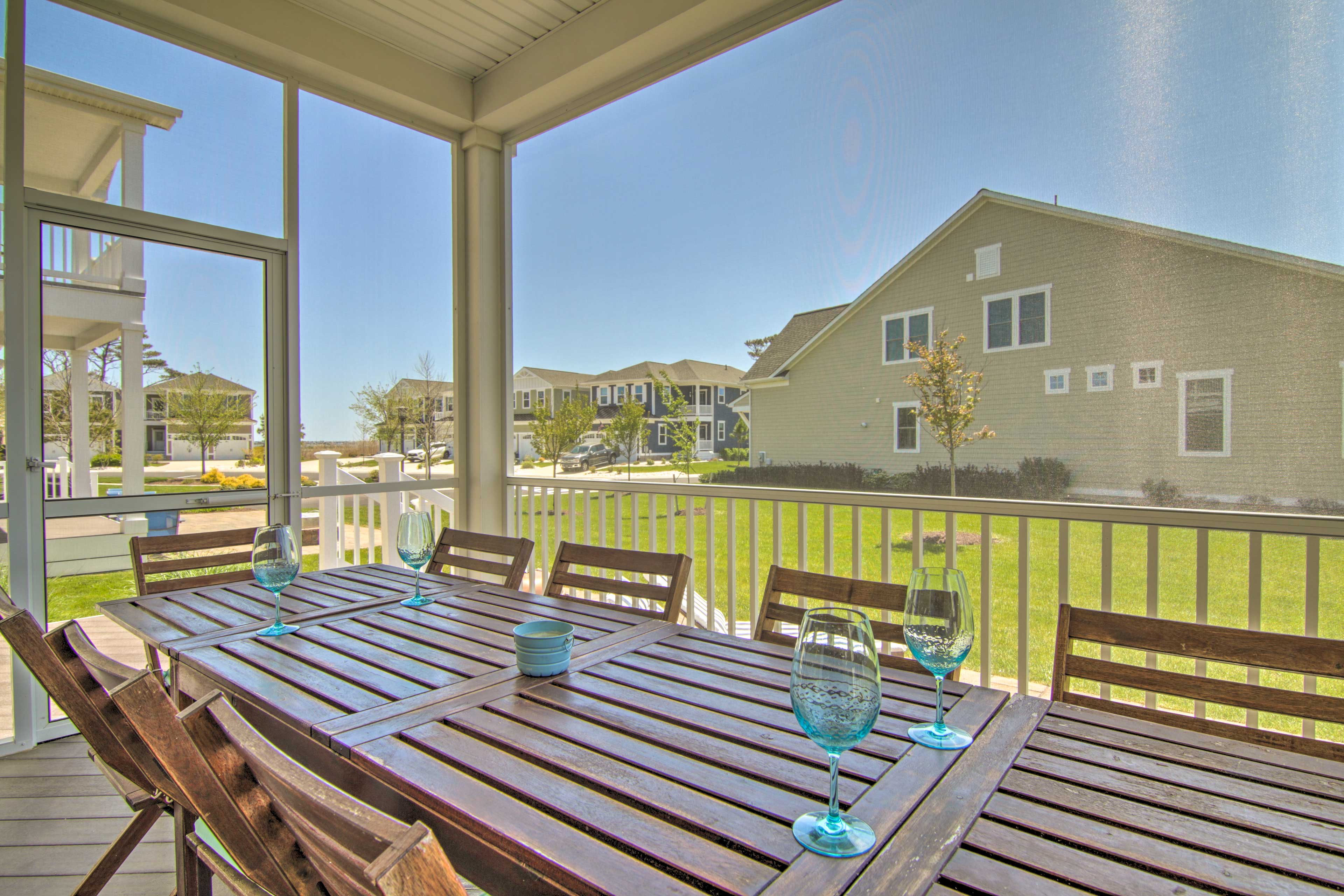 Screened Patio | Outdoor Dining Area