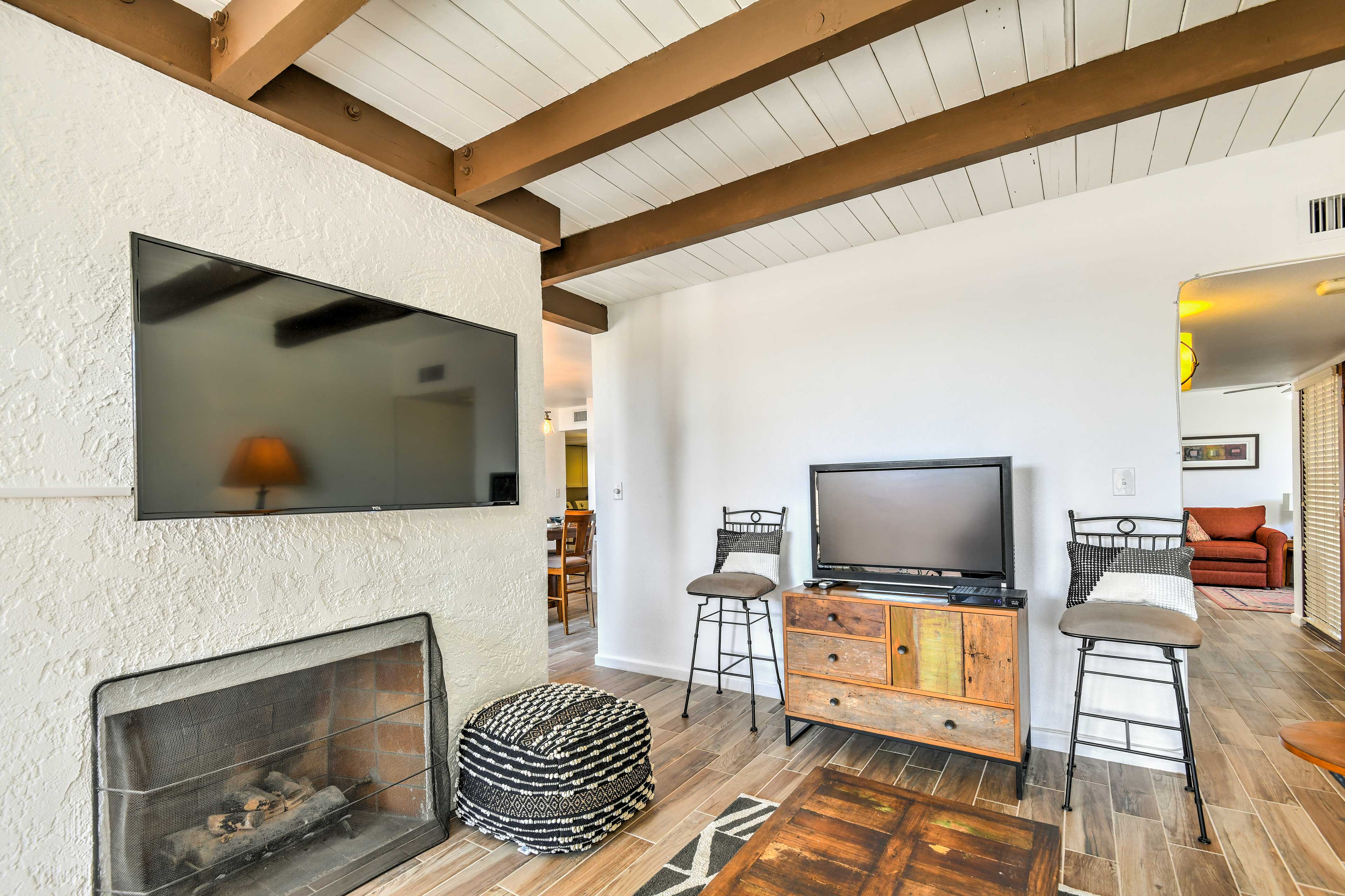 Living Room | Gas Fireplace | Cable TV w/ Hulu