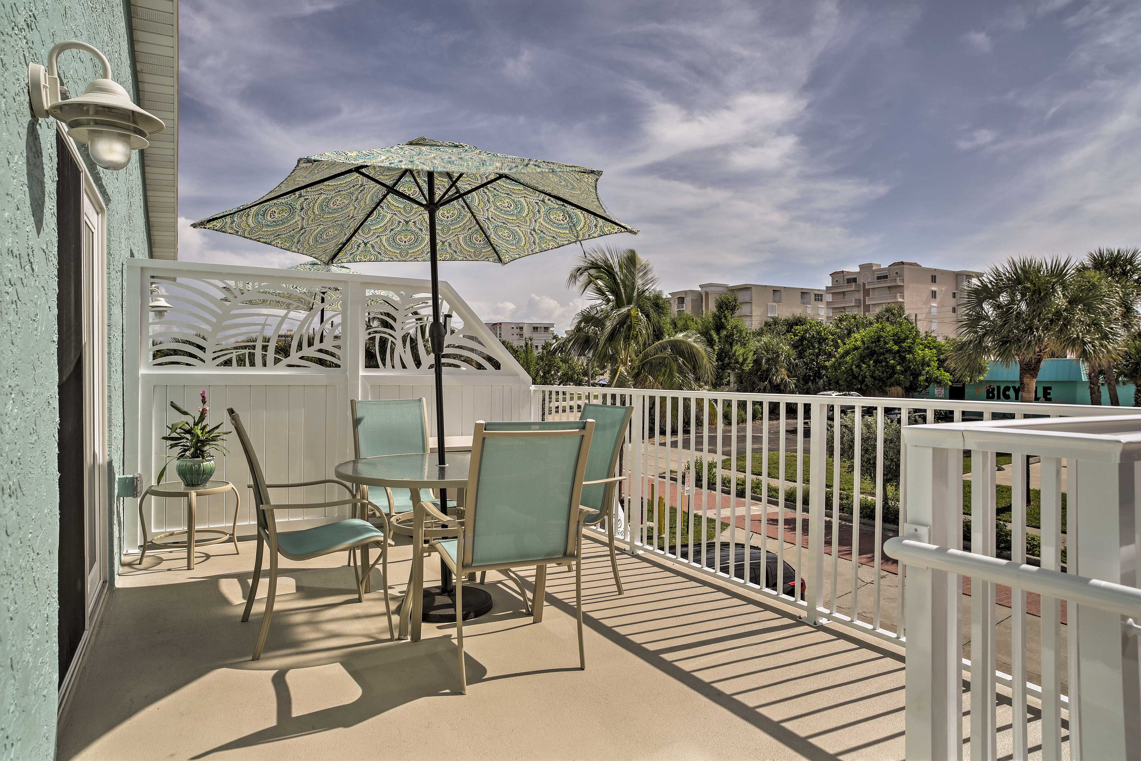 Private Balcony | Outdoor Dining Table